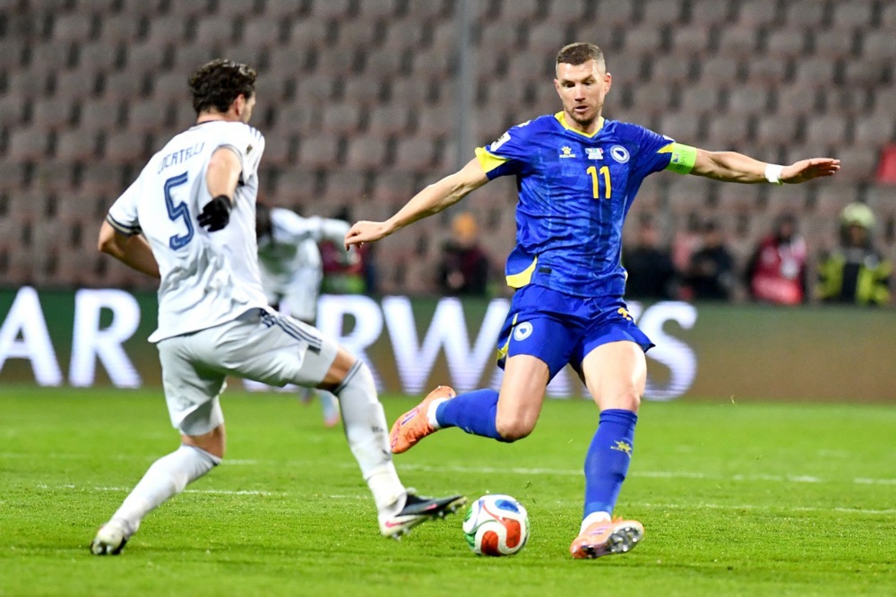 epa12862563 Edin Dzeko (R) of Bosnia and Herzegovina in action