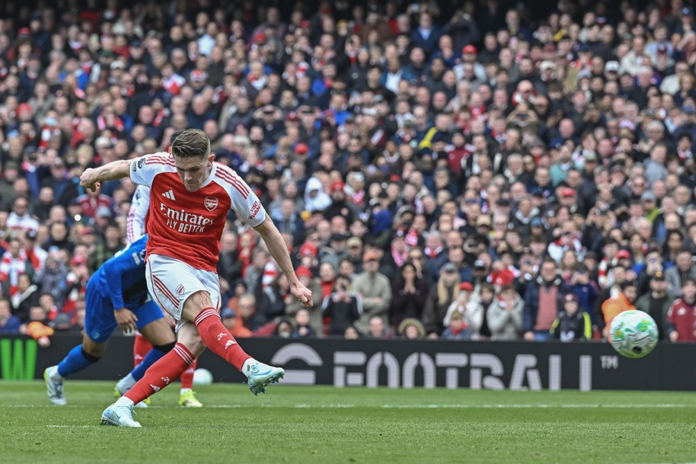 epa12882340 Viktor Gyokeres of Arsenal scores the 1-1