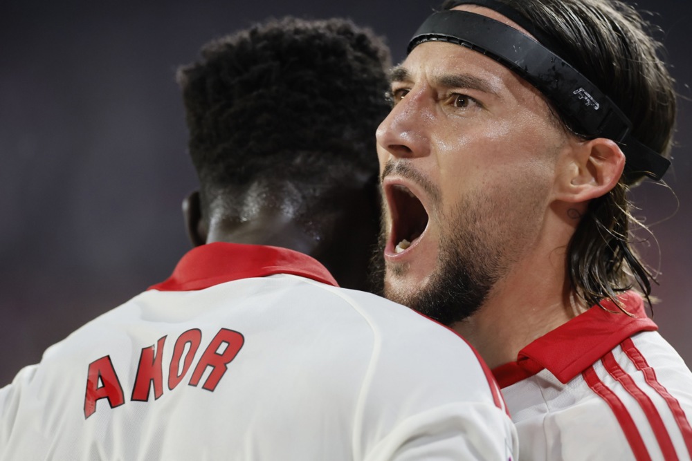 epa12883931 Sevilla's Nemanja Gudelj celebrates after scoring the 2-1 goal during the Spanish LaLiga soccer match between Sevilla FC and Atletico de Madrid, in Seville, Andalusia, Spain, 11 April 2026.  EPA/Jose Manuel Vidal