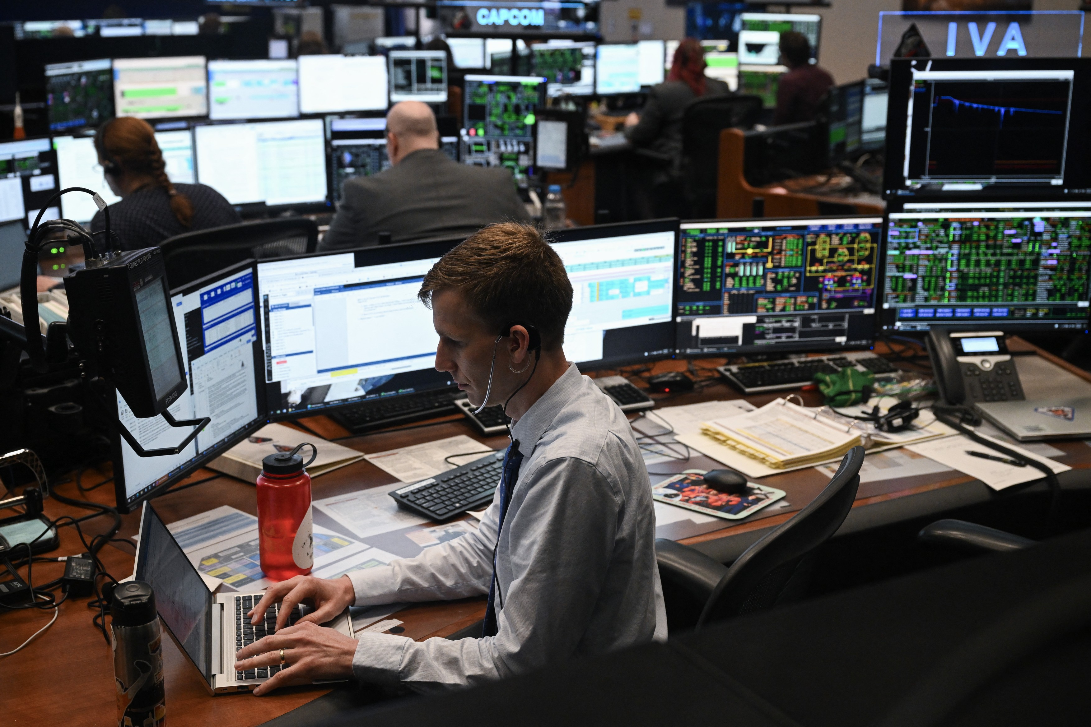 Artemis II flight controllers monitor the Orion spacecraft