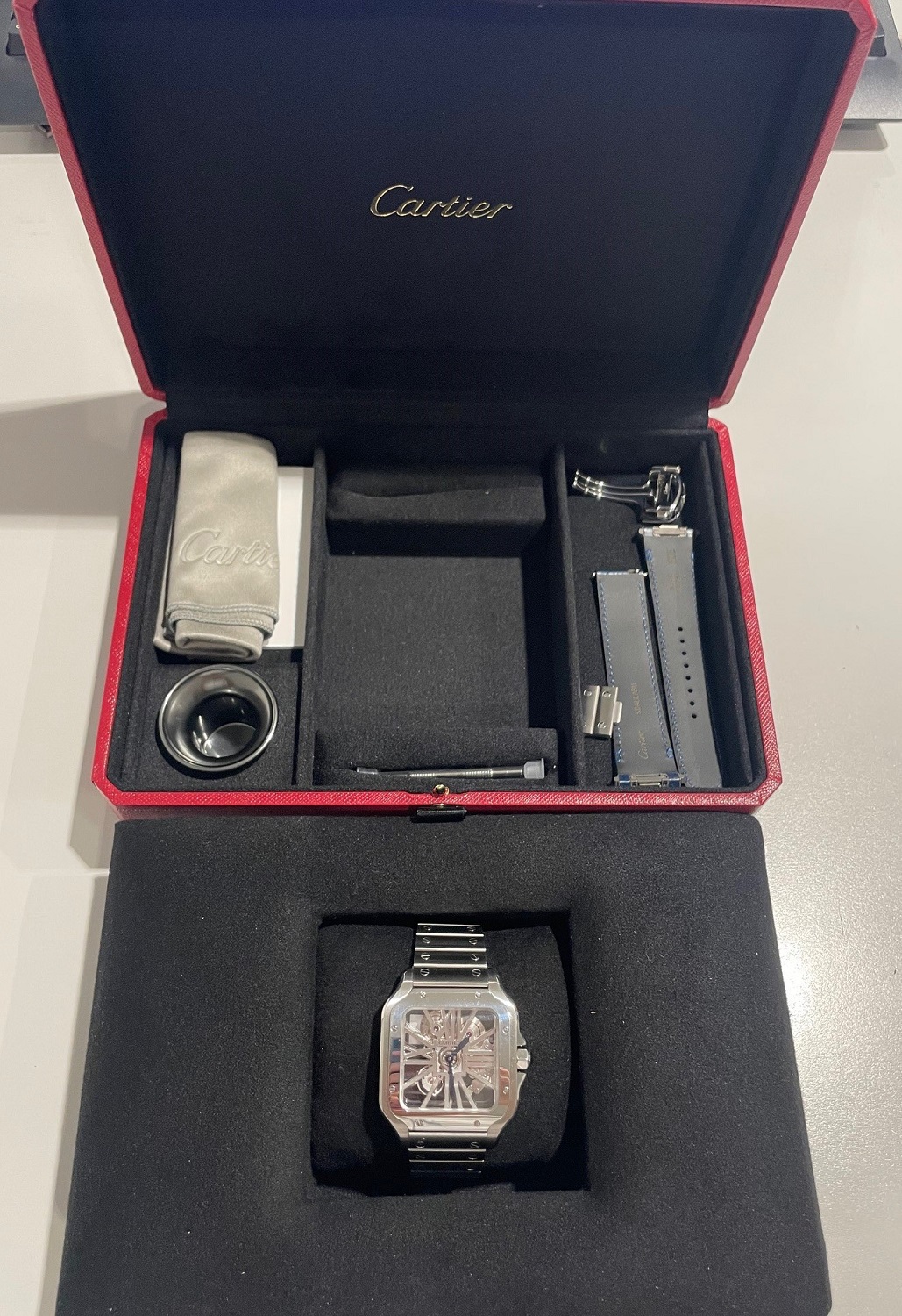 Zaplenjena luksuzna roba na aerodromu