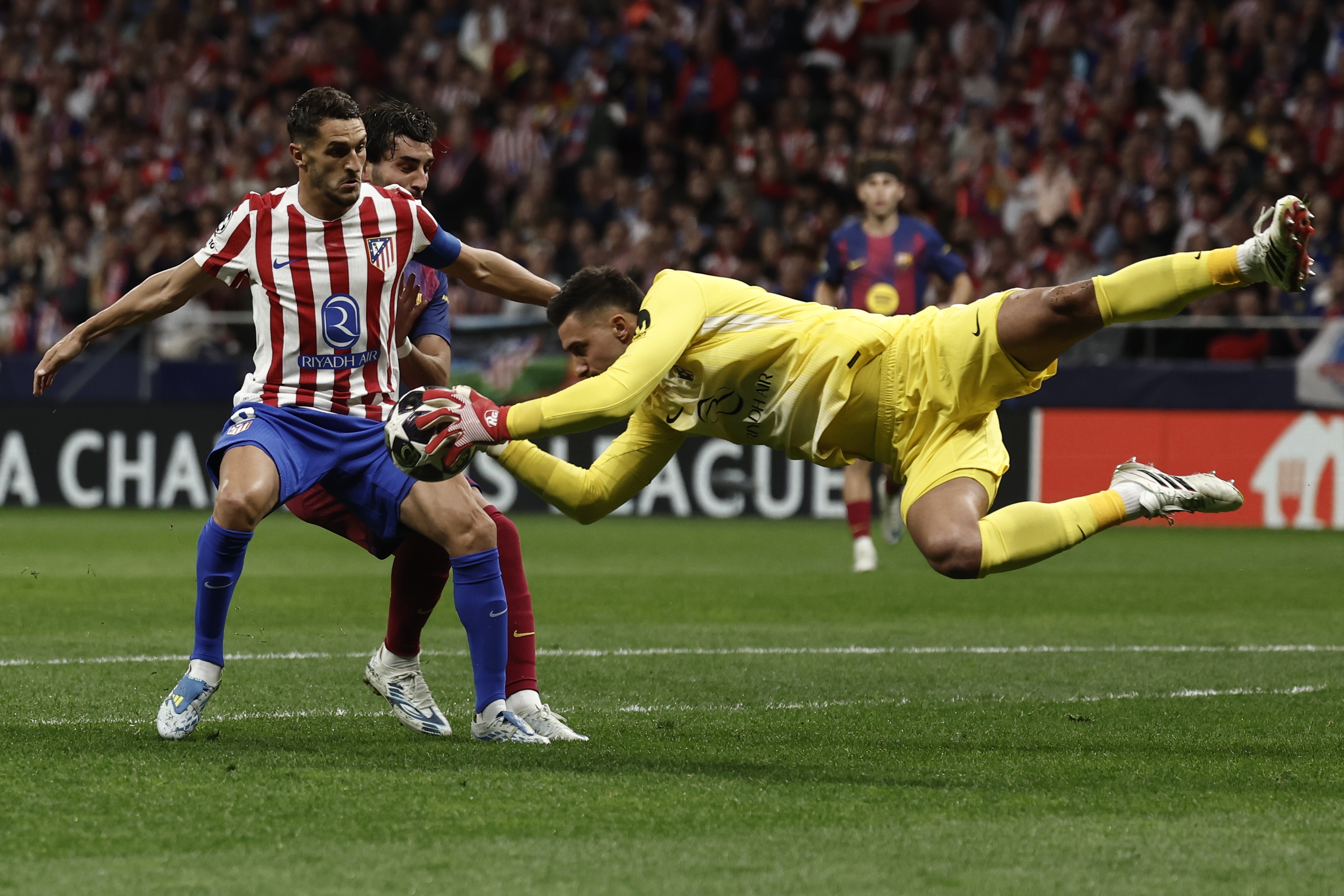 Atletico Madrid's goalkeeper Juan Musso (R) in action during the UEFA Champions League quarter-finals 2nd-leg soccer match between Atletico de Madrid and FC Barcelona