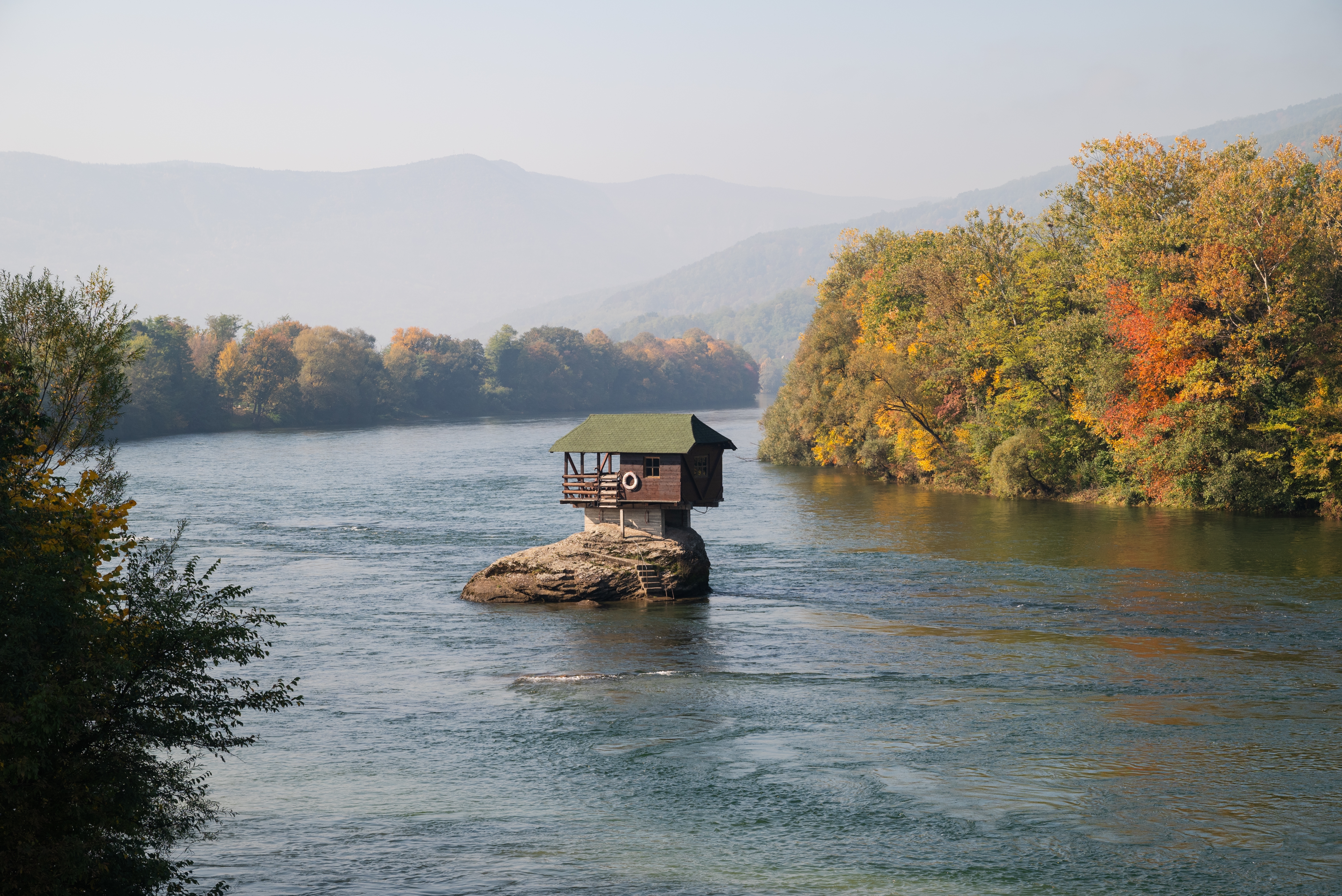 Kuća na Drini kod Bajine Bašte, shutterstock_2697153511.jpg