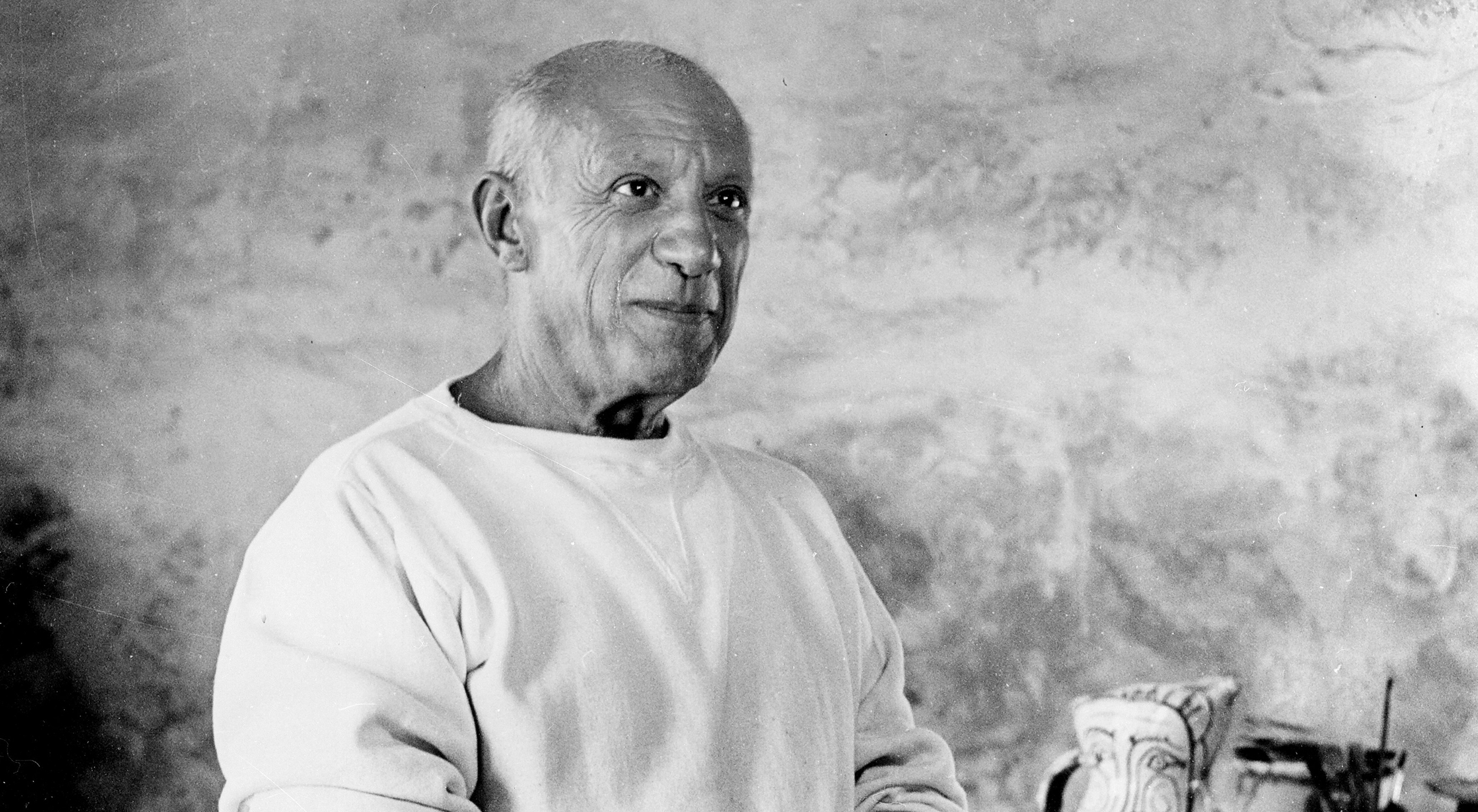 Pablo Picasso (1881-1973), peintre espagnol, dans son atelier, à Vallauris.
