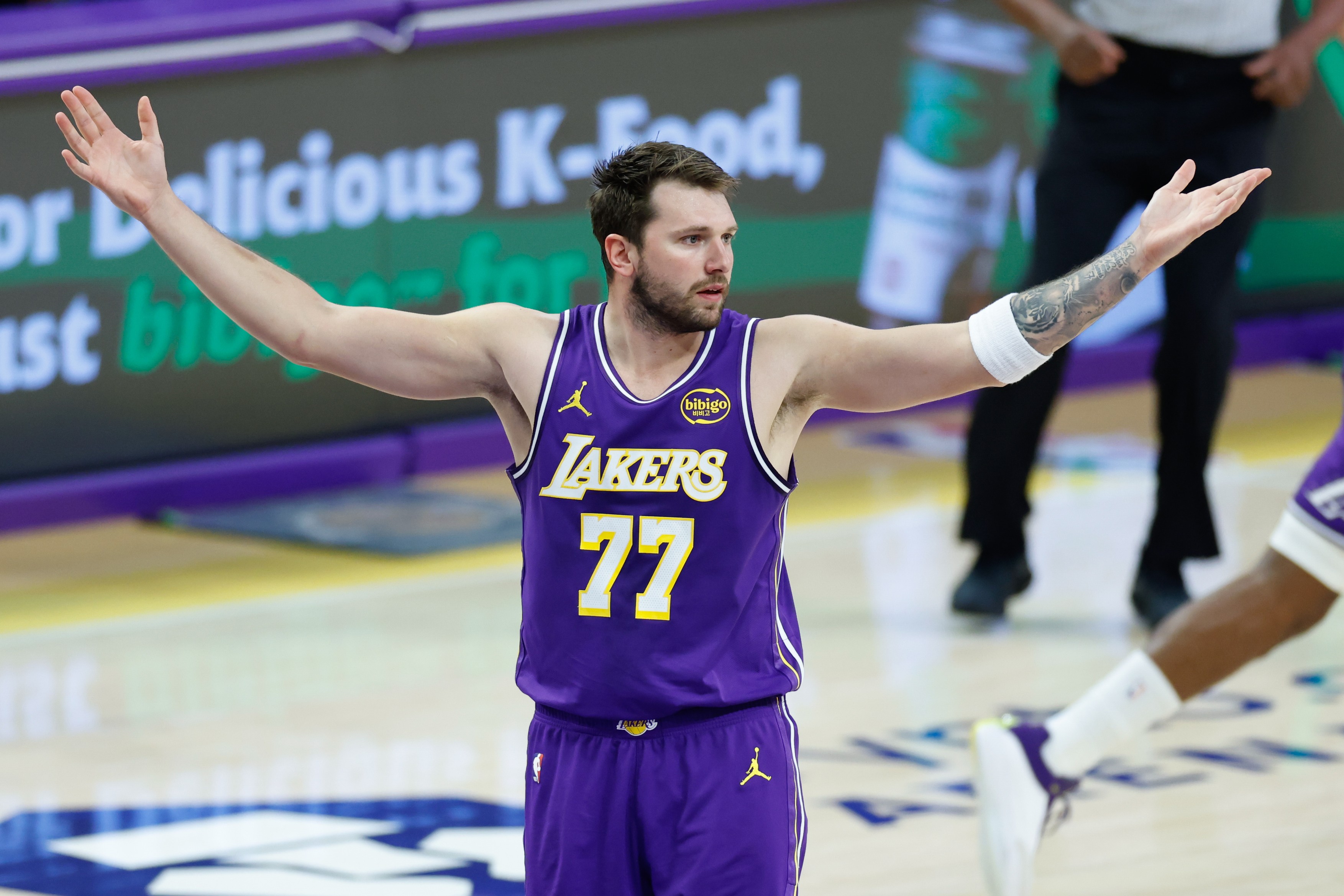 Los Angeles Lakers guard Luka Doncic (77)