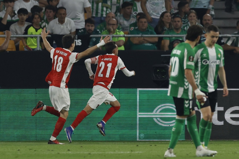 epa12895039 SC Braga's Ricardo Horta (C) celebrates