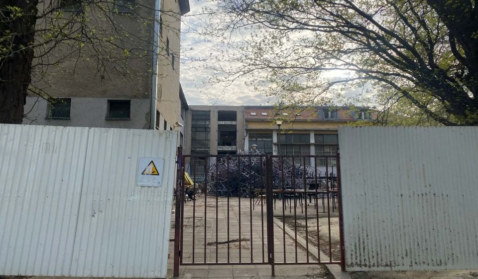 Rušenje škole OŠ Miloš Crnjanski,Počinje rušenje stare zgrade OŠ „Miloš Crnjanski“ na Satelitu u Novom Sadu