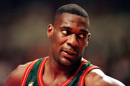 Seattle-Forward Shawn Kemp mit Blick zur