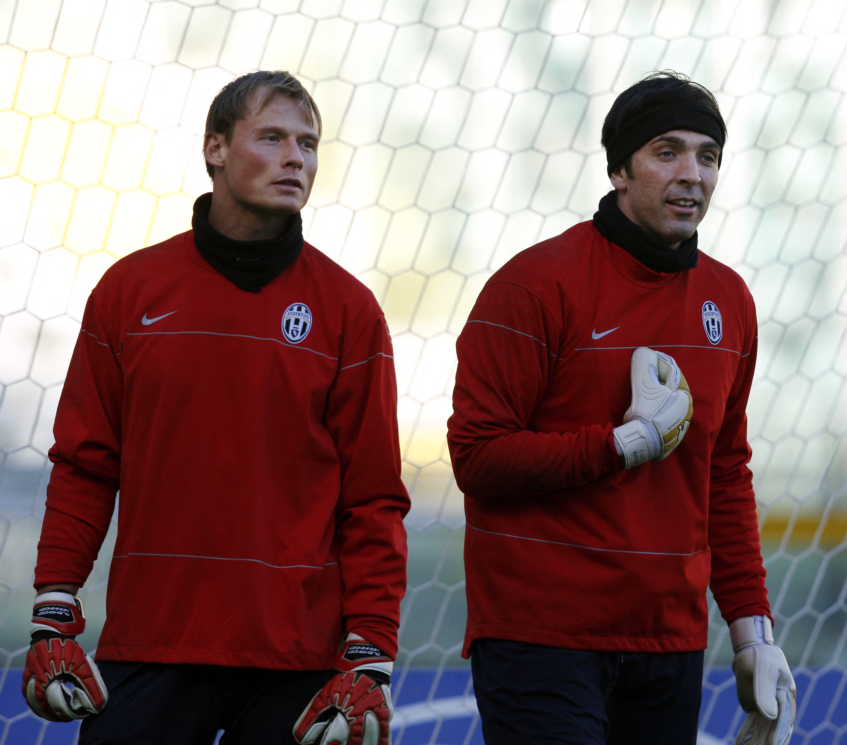 Juventus' goalkeepers Gianluigi Buffon (R) and Alex Manninger (L)