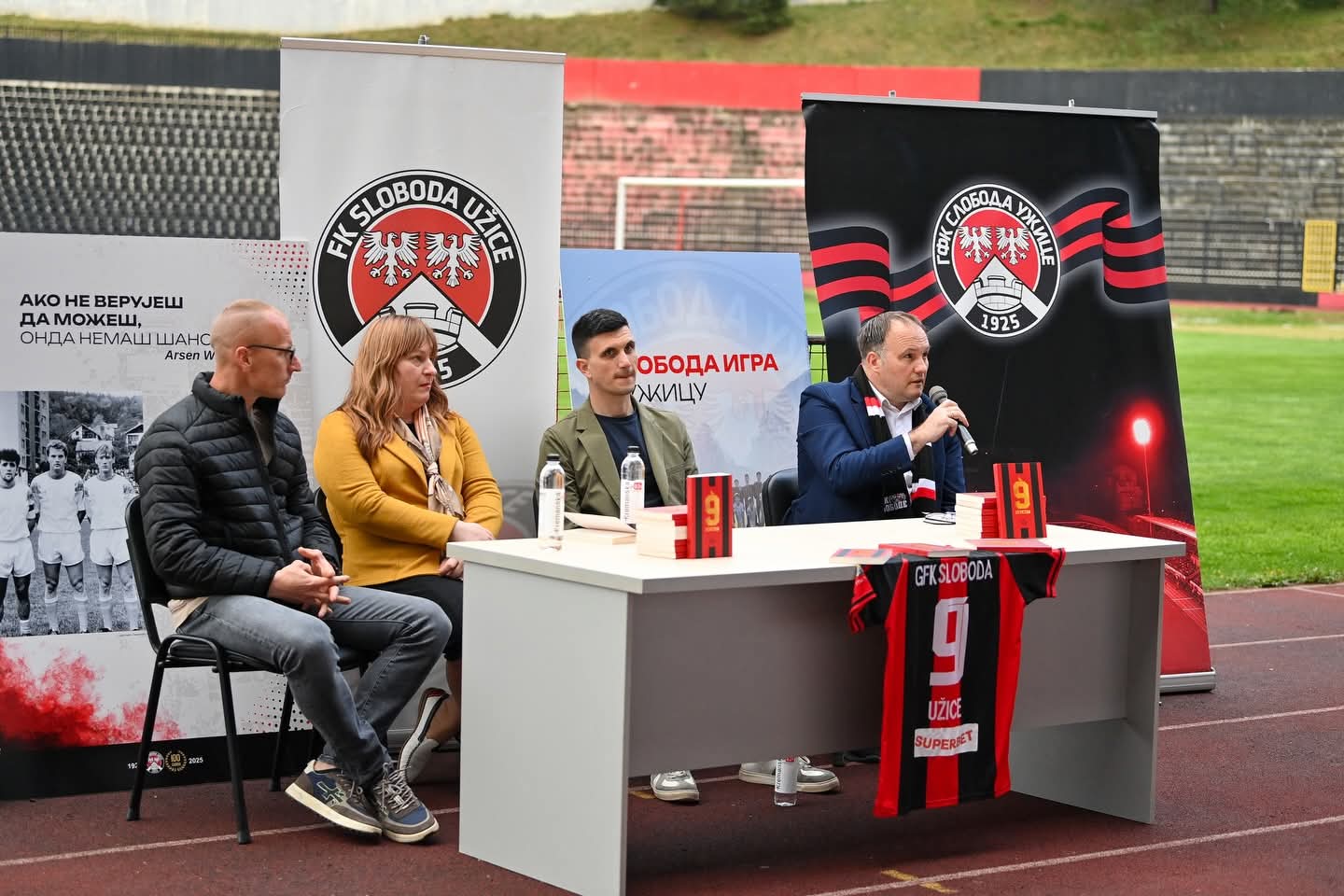 Promocija romana "Devetka" na stadionu "Radomir Antić" u Užicu