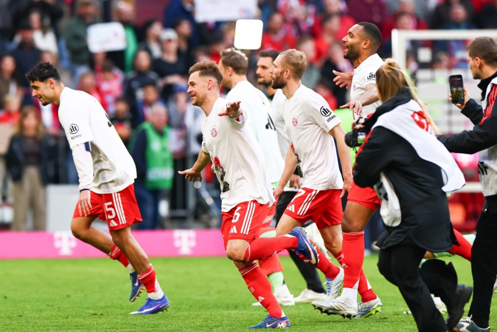epa12901022 Munich's players celebrate winning the German league title