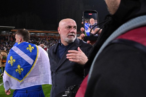 Bosnia-Herzegovina's headcoach Sergej Barbarez (C) c