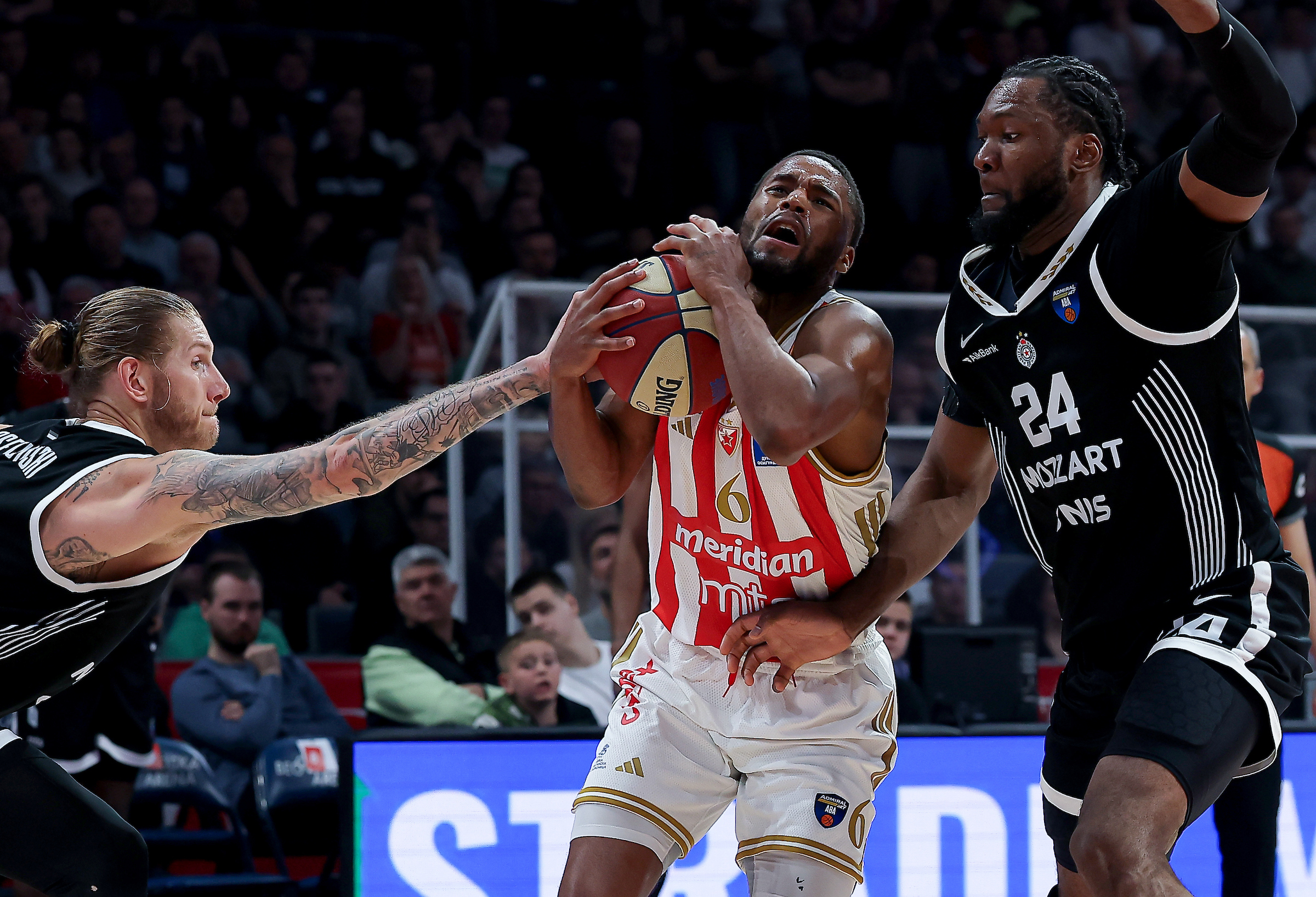 Džered Batler, Dilan Osetkovski i Bruno Fernando u duelu na večitom derbiju