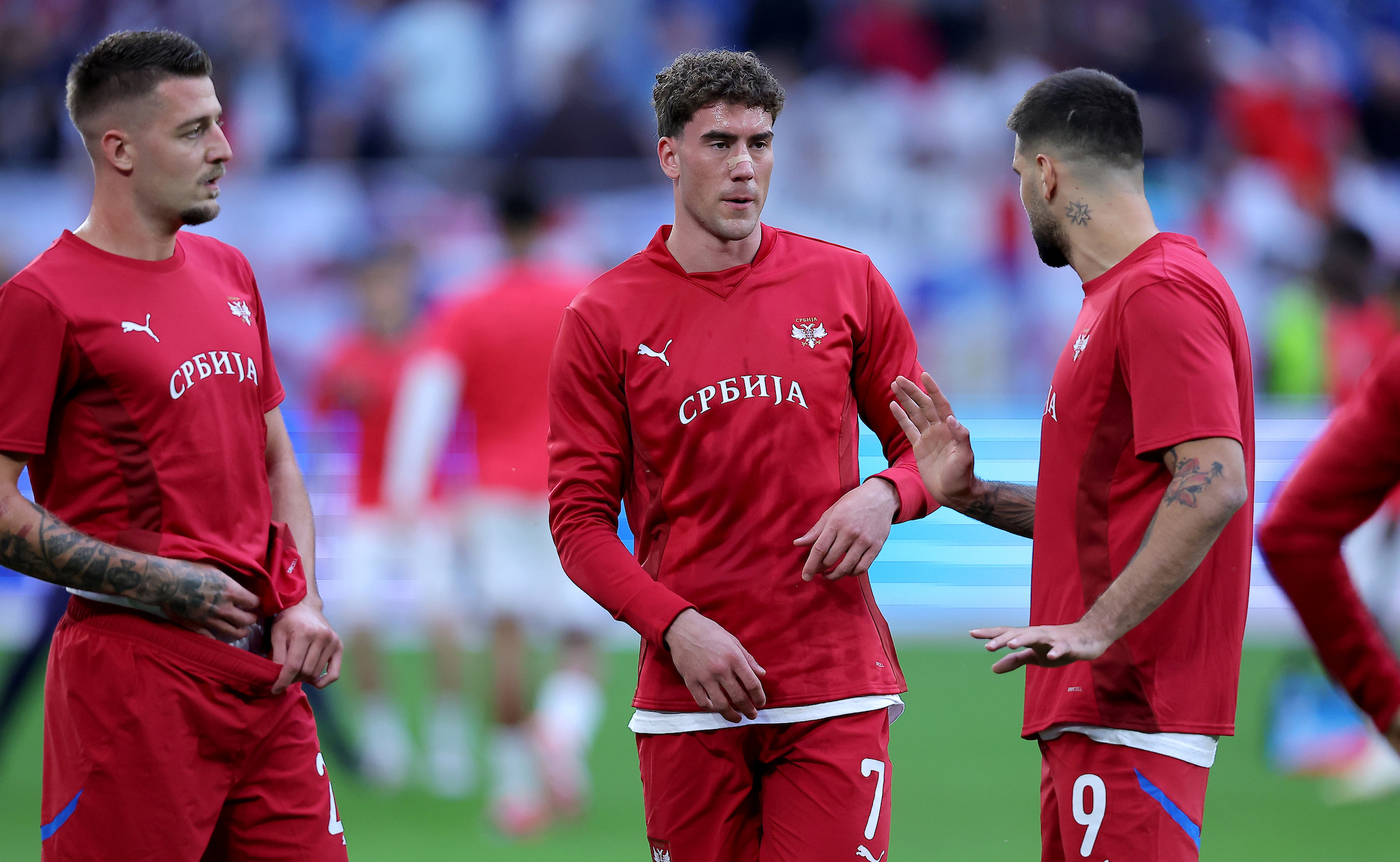 Sergej Milinković-Savić, Dušan Vlahović i Aleksandar Mitrović na meču Srbija - Engelska