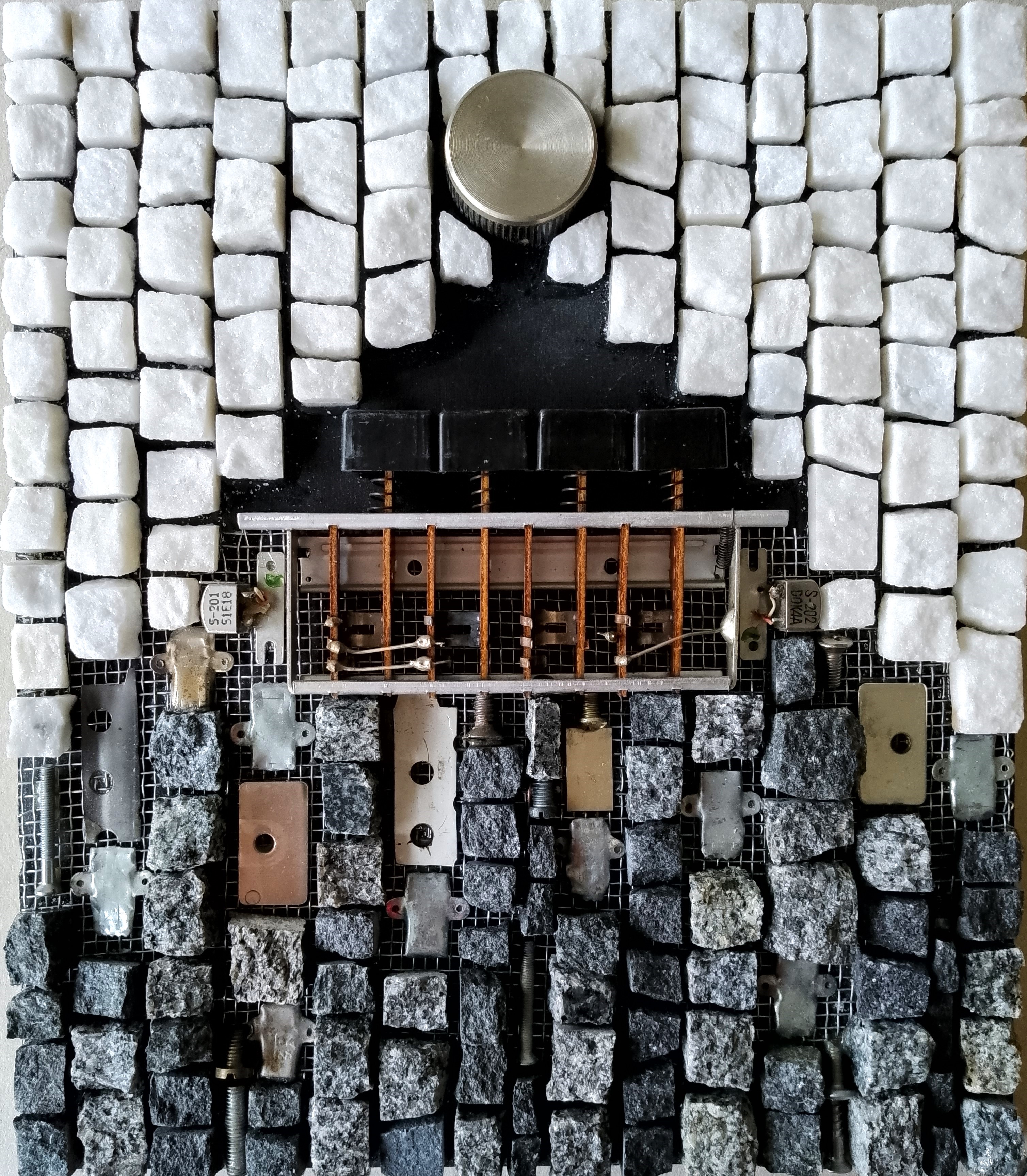 Retrospektiva-20 godina stvaralaštva u mozaiku-Ružica Bajić Sinkević I Milica Vuković Милица Вуковић, Друштво и систем, 25х25 цм.jpg