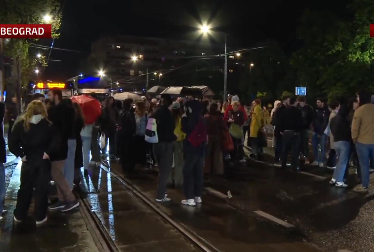 Studenti Medicinskog izašli iz Dekanata, blokirali su Bulevar oslobođenja