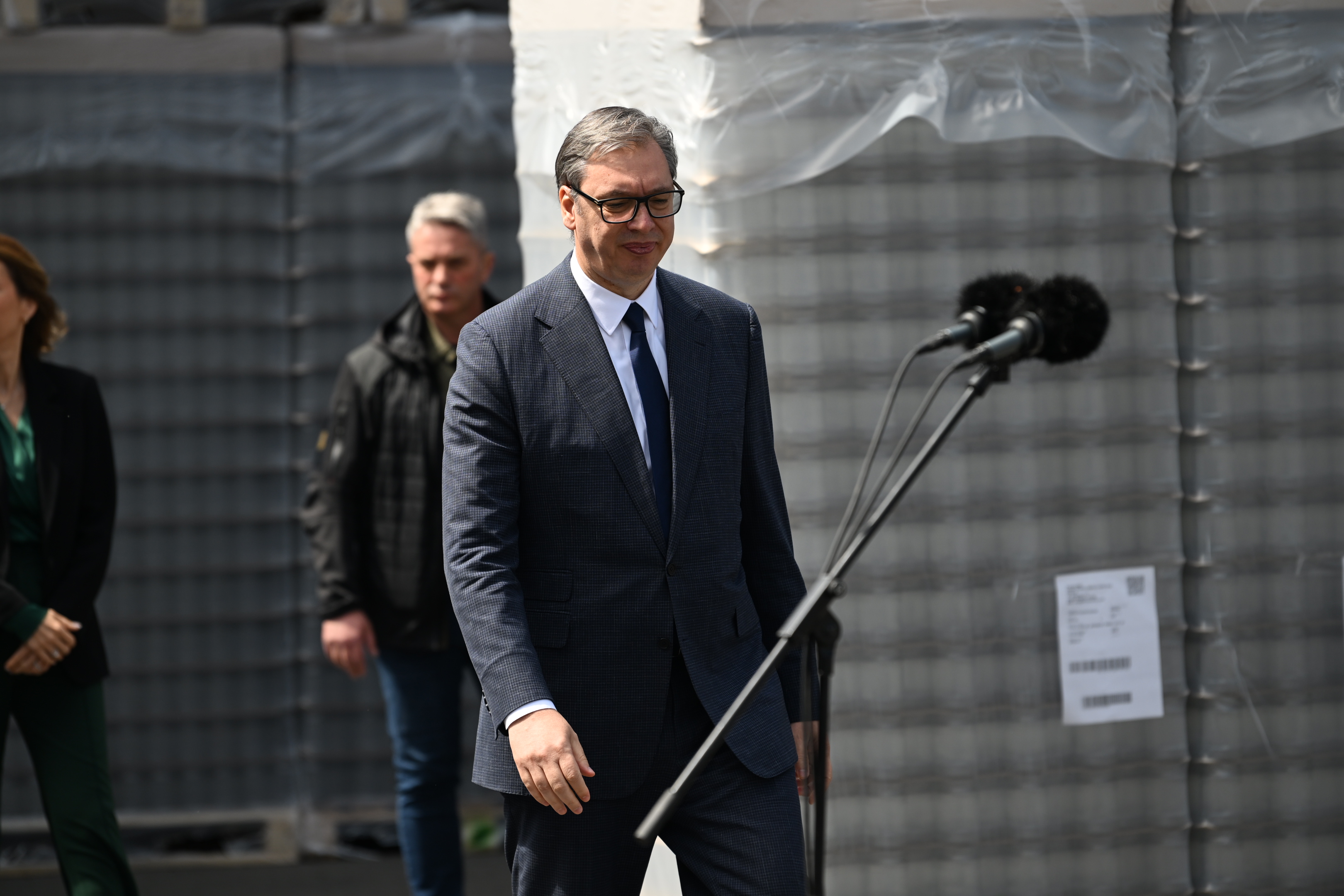 Paraćin 22.04.2026. Aleksandar Vučić. Fabrika stakla Paraćin, proizvodnja, ilustracija, pokrivalica, staklo Foto: Marko Ljutica