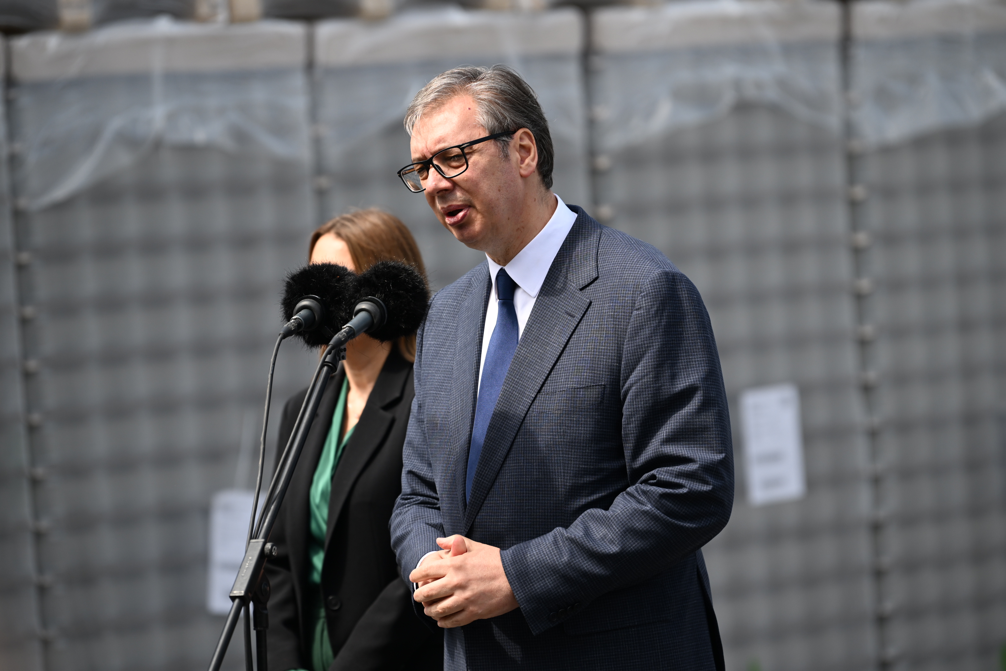 Paraćin 22.04.2026. Aleksandar Vučić. Fabrika stakla Paraćin, proizvodnja, ilustracija, pokrivalica, staklo Foto: Marko Ljutica
