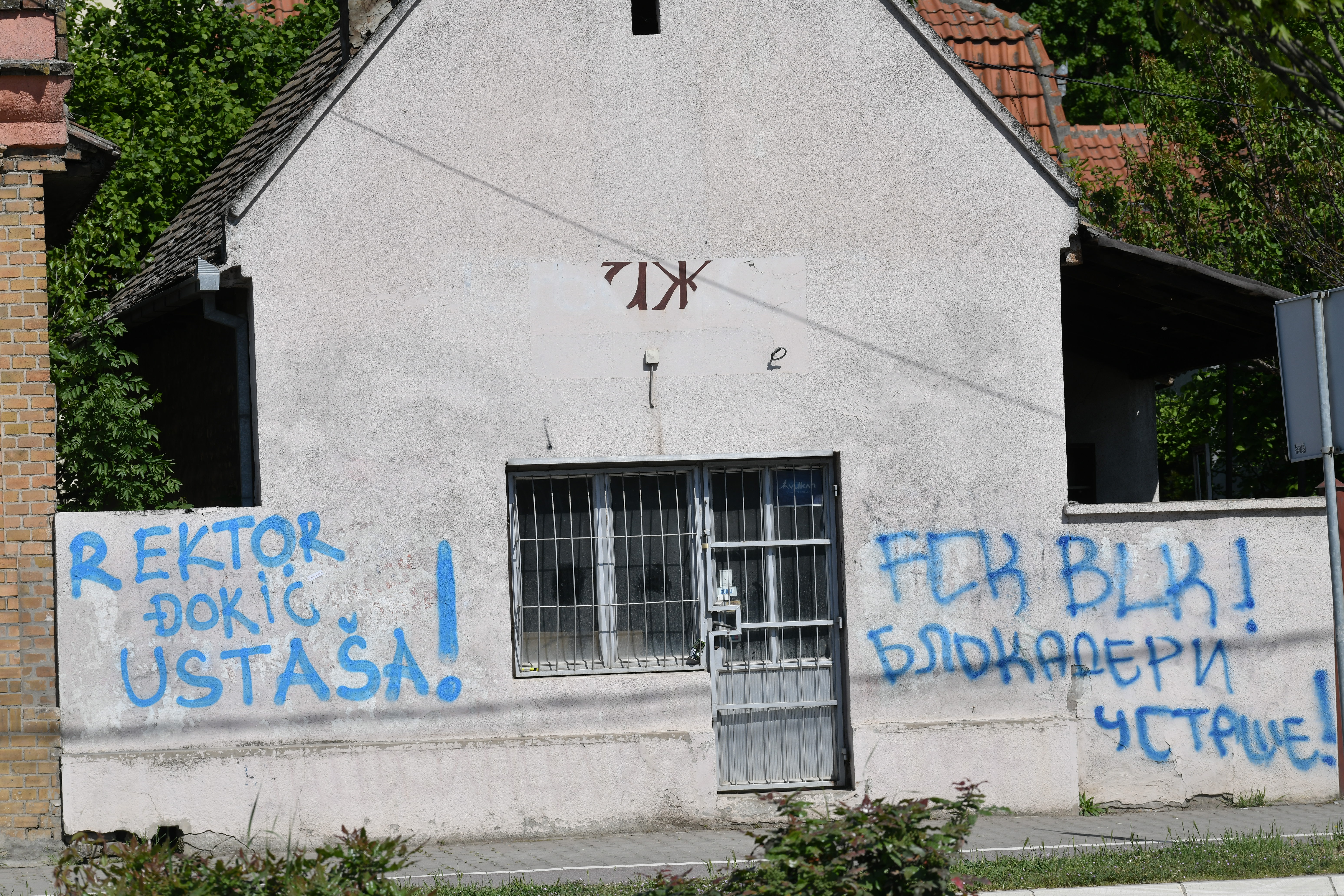 Beograd 24.04.2026. Vojvođanska ulica, grafiti mržnje, blokaderi ustaše fck blk, rektor đokić ubica