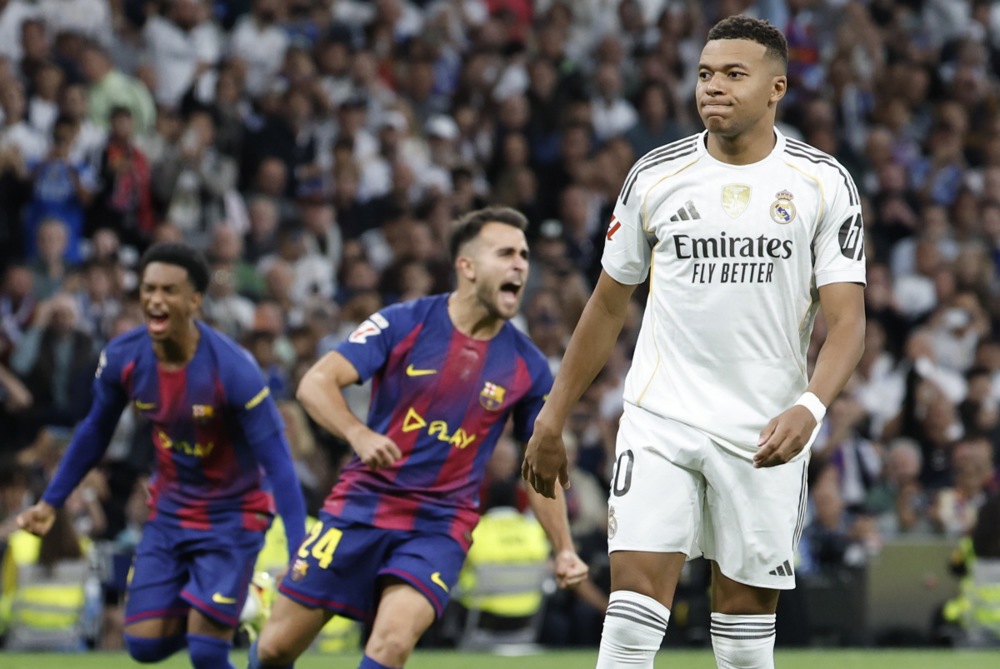 epa12484376 Real Madrid's Kylian Mbappe (R)
