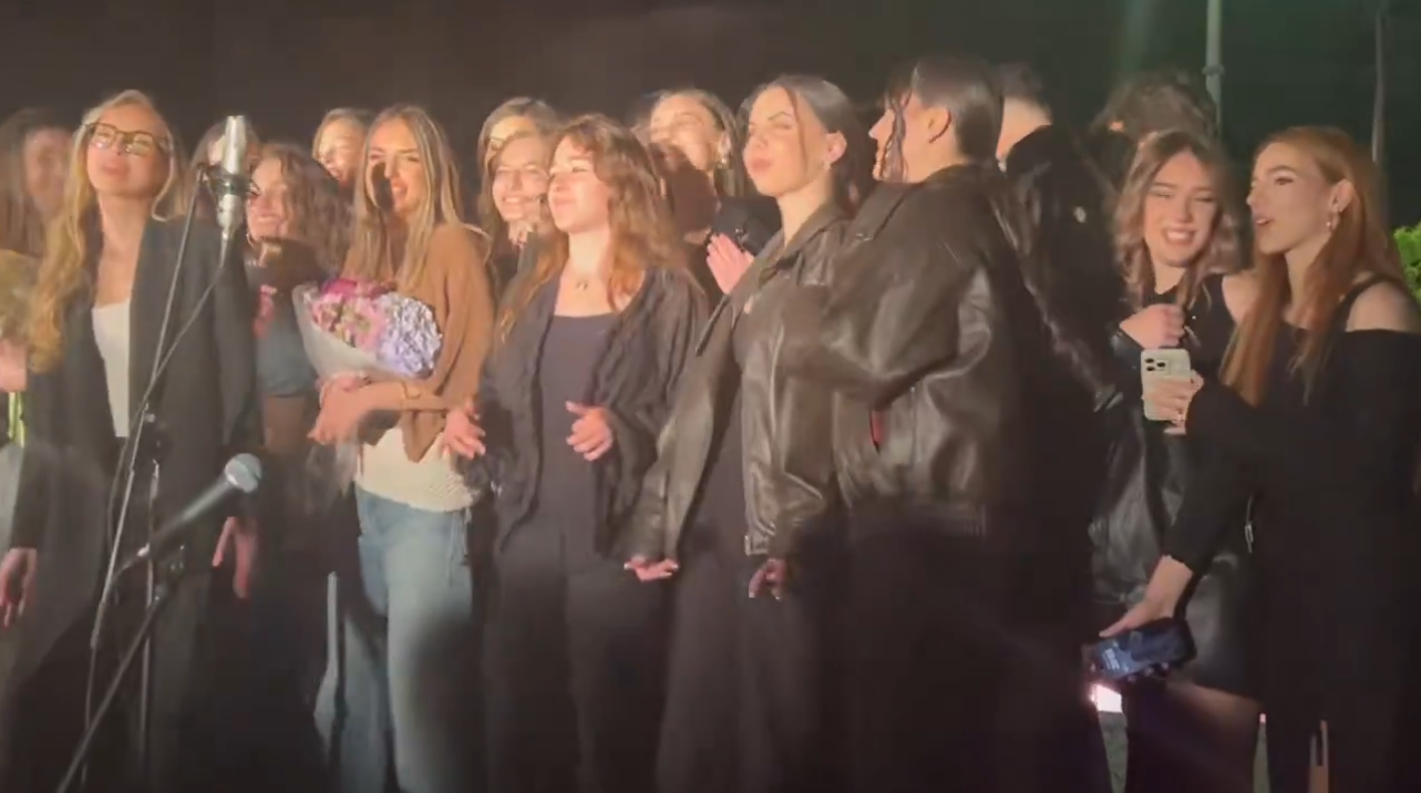 Maturanti Jovine gimnazije u Novom Sadu pevaju evergrin hitove Screenshot 2026-04-25 225115.png