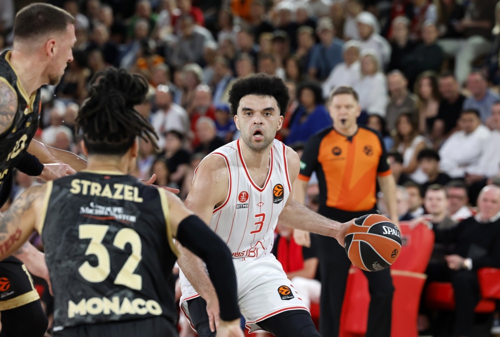 epa12897236 Daniel Theis (L) of AS Monaco and Elijah Bryant (R) of Hapoel IBI Tel Aviv in action during the Euroleague Basketball match between AS Monaco and Hapoel IBI Tel Aviv, in Monaco, 17 April 2026.  EPA/SEBASTIEN NOGIER