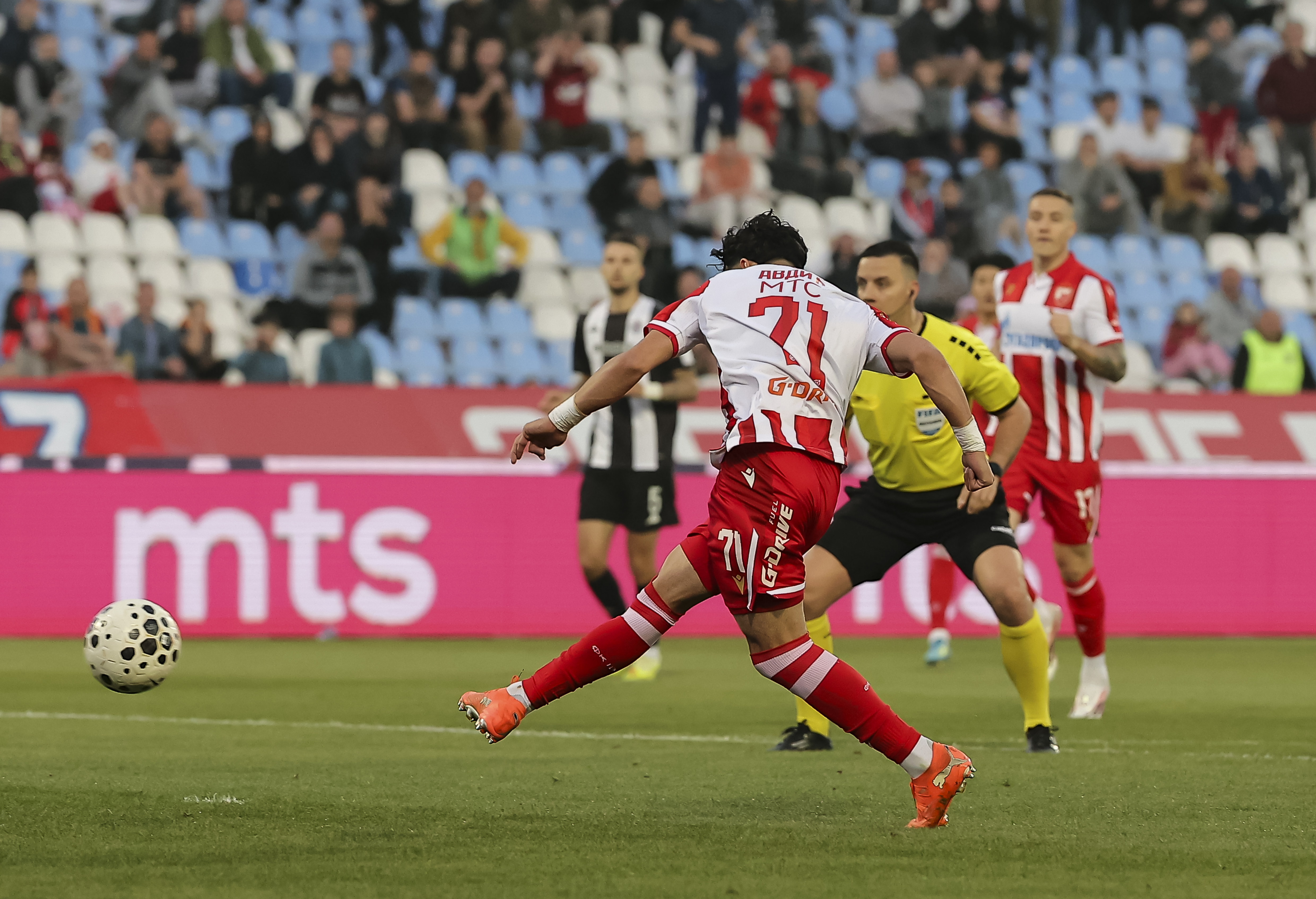 Adem Avdic of Crvena Zvezda scores the goal during Serbian Super league football match between Crvena Zvezda (Red Star) and Partizan at stadium Rajko Mitic on April 26. 2026. in Belgrade, Serbia.(photo by Pedja Milosavljevic/STARSPORT ©)