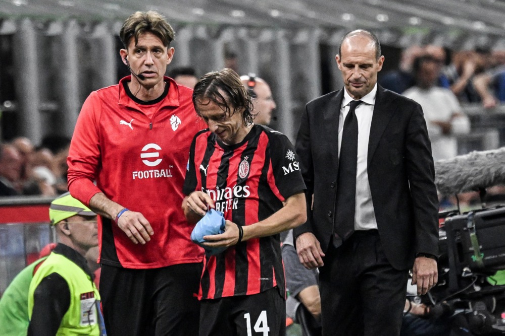 epa12916094 AC Milan's Luka Modric leaves the pitch during the Italian Serie A match between AC Milan and Juventus in Milan, Italy, 26 April 2026.  EPA/MATTEO BAZZI