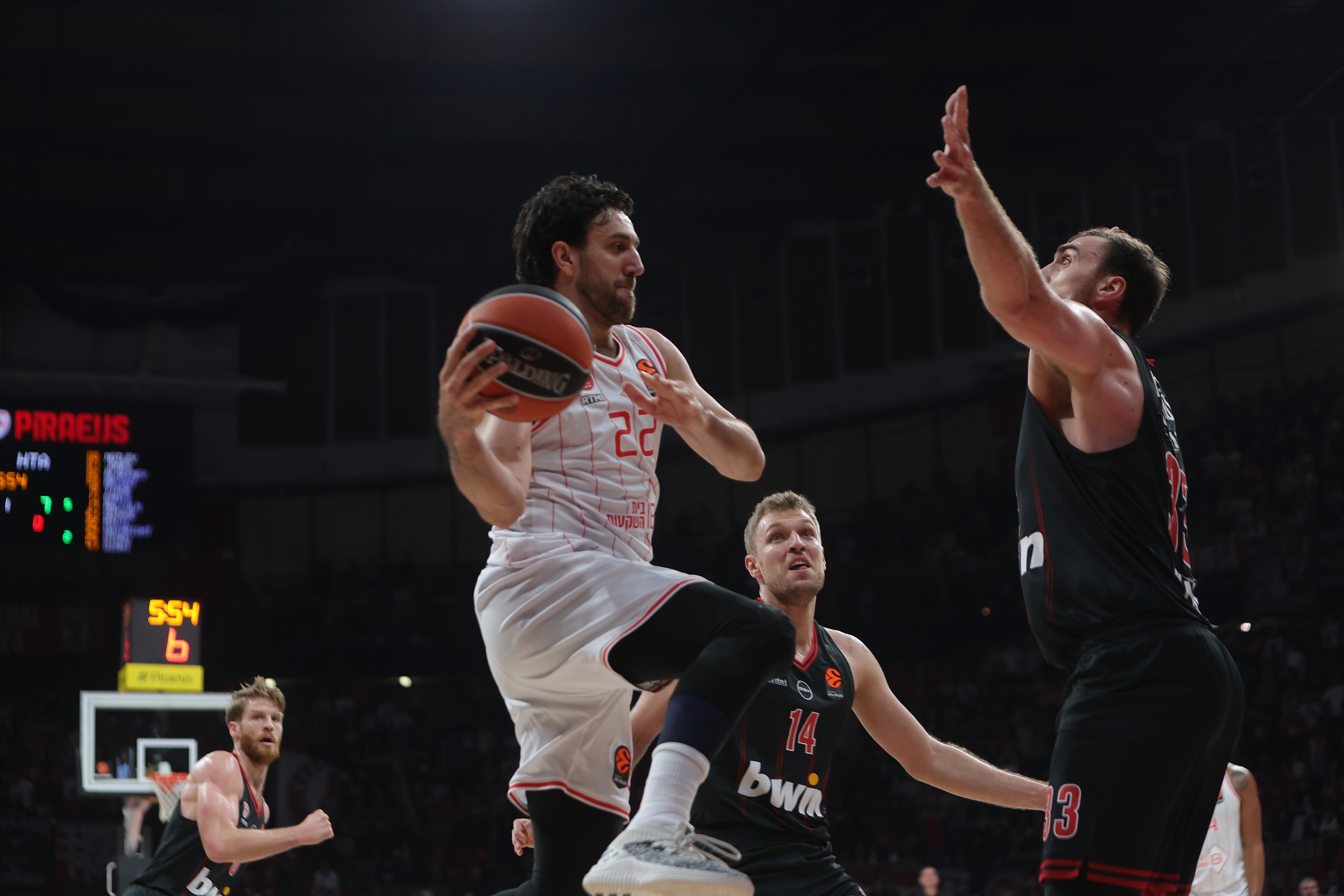 Vasa Micić i Nikola Milutinov na meču Hapoel - Olimpijakos