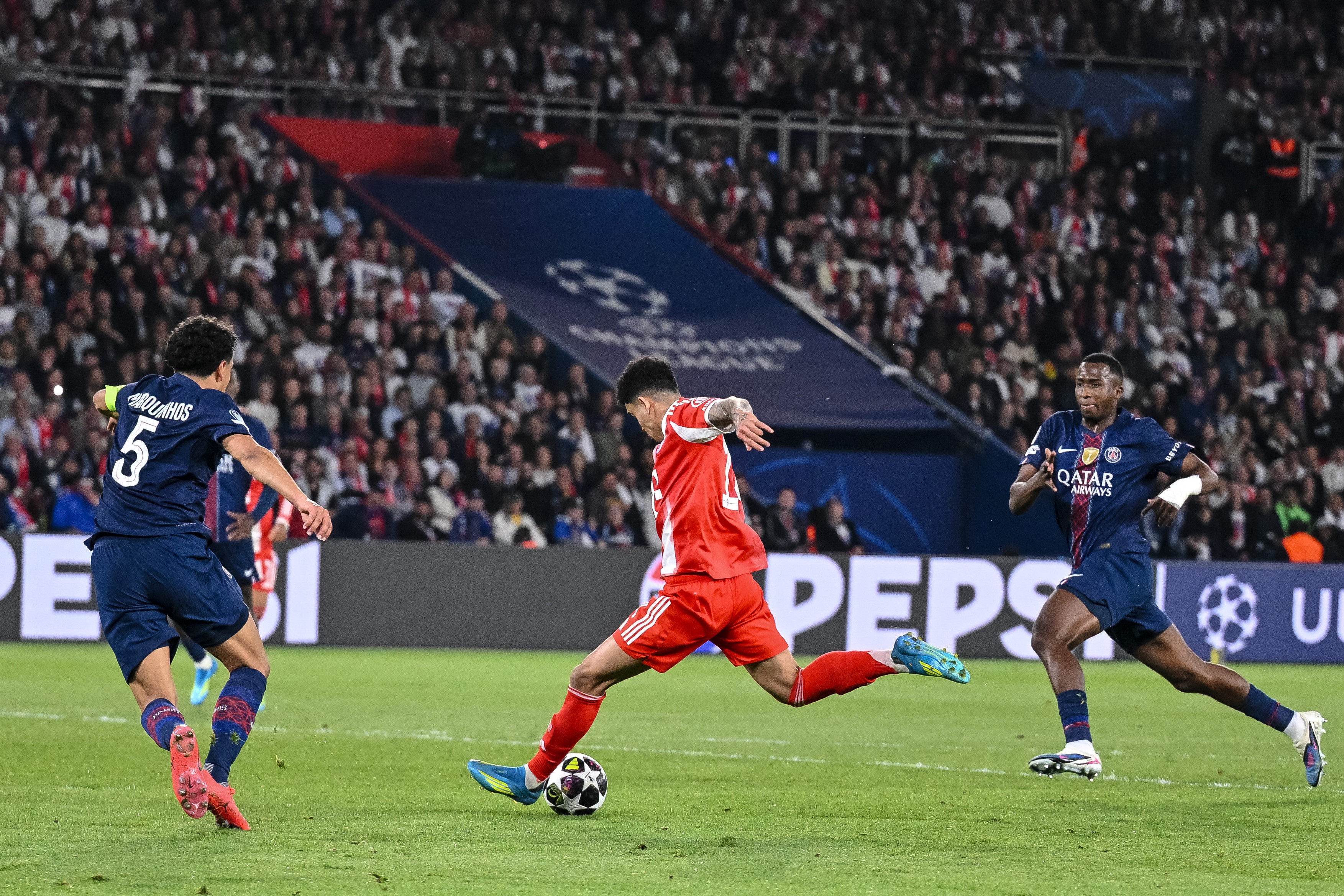 Luis Díaz (FC Bayern München) scores his team's fourth goal during the UEFA Champions League 2025/26 Semi Final First Leg match between Paris Saint-Germain and FC Bayern München at Parc des Princes