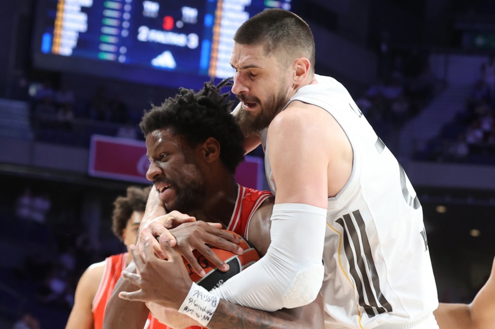 epa12922657 Hapoel's Dan Oturu (L) and Real Madrid's Alex Len in action
