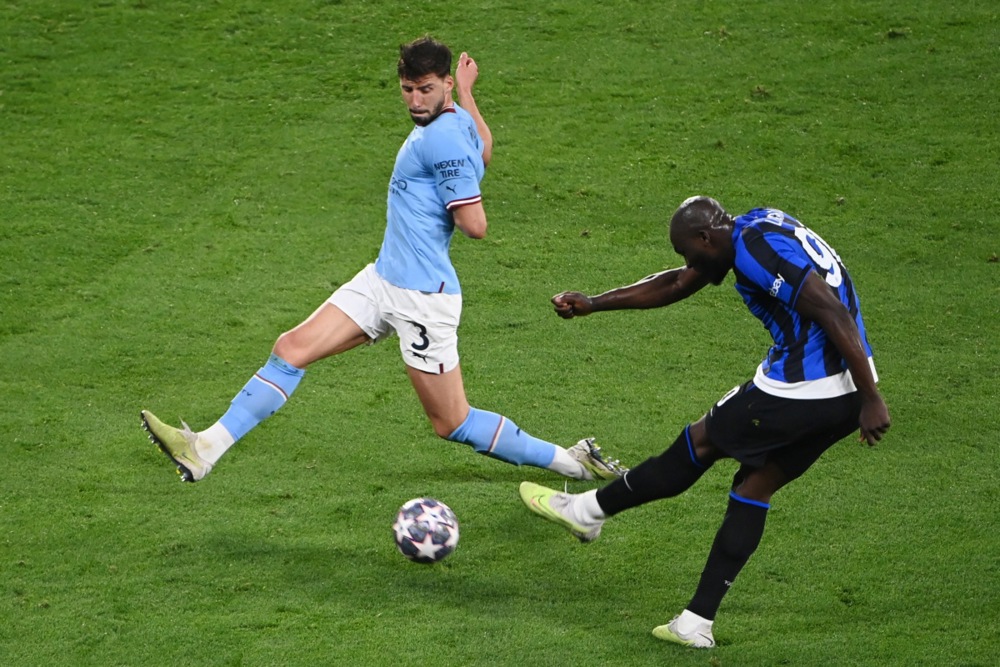 epa10684297 Romelu Lukaku of Inter (R) in action during UEFA Champions League Final soccer match between Manchester City and Inter Milan, in Istanbul, Turkey, 10 June 2023.  EPA/GEORGI LICOVSKI