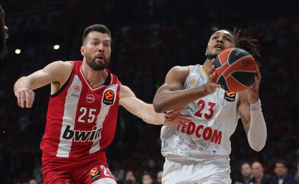 epa12920038 Olympiacos' Alec Peters (L) in action against Monaco's Juhann Begarin (R) during the EuroLeague basketball playoffs match between Olympiacos Piraeus and Monaco, in Piraeus, Greece, 28 April 2026.  EPA/PETE ANDREOU