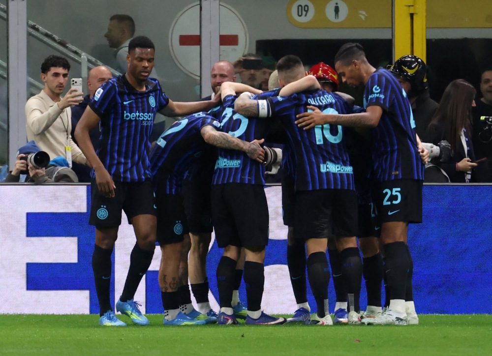 epa12871040 Players of Inter Milan celebrate scoring the 2-1 goal during the Italian Serie A soccer match between FC Inter and AS Roma, in Milan, Italy, 05 April 2026.  EPA/MATTEO BAZZI