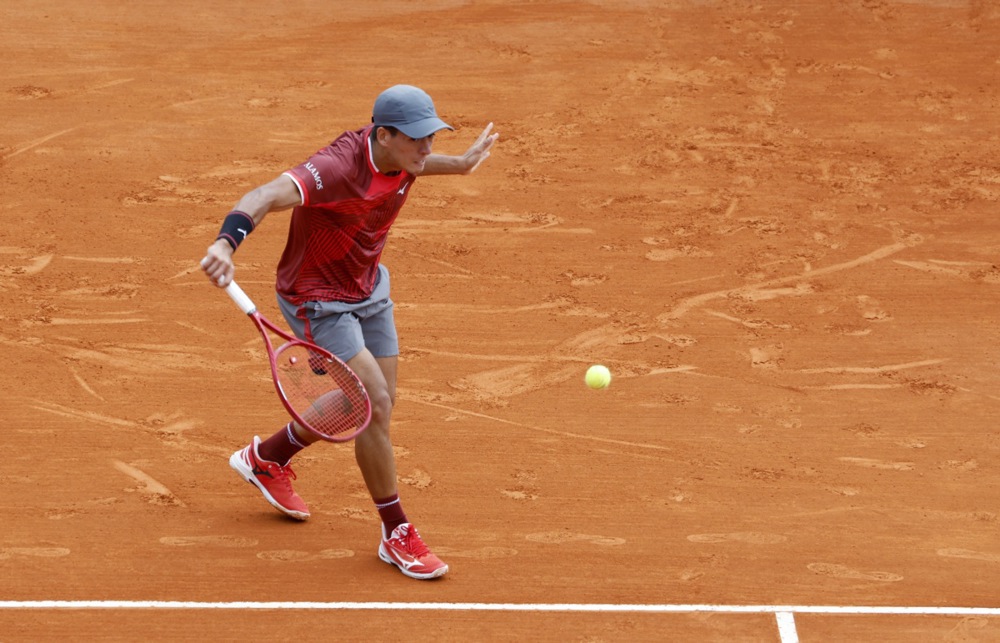 epa12871785 Sebastian Baez of Argentina in action during his match against Stan Wawrinka of Switzerland at the ATP Monte Carlo Masters tennis tournament in Roquebrune Cap Martin, France, 06 April 2026.  EPA/SEBASTIEN NOGIER