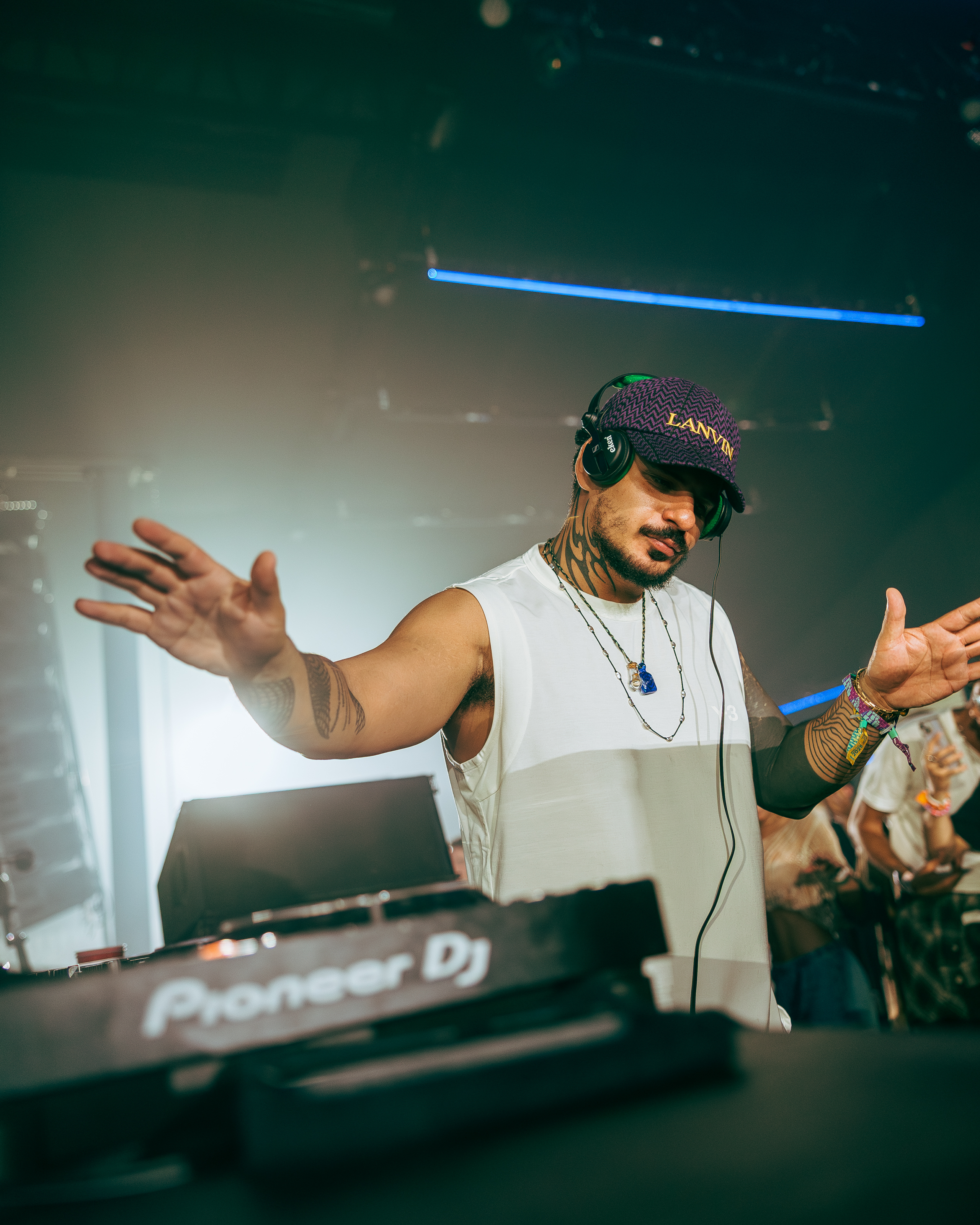 Coachella25_W2_Fri_K Chladek_012107.jpg