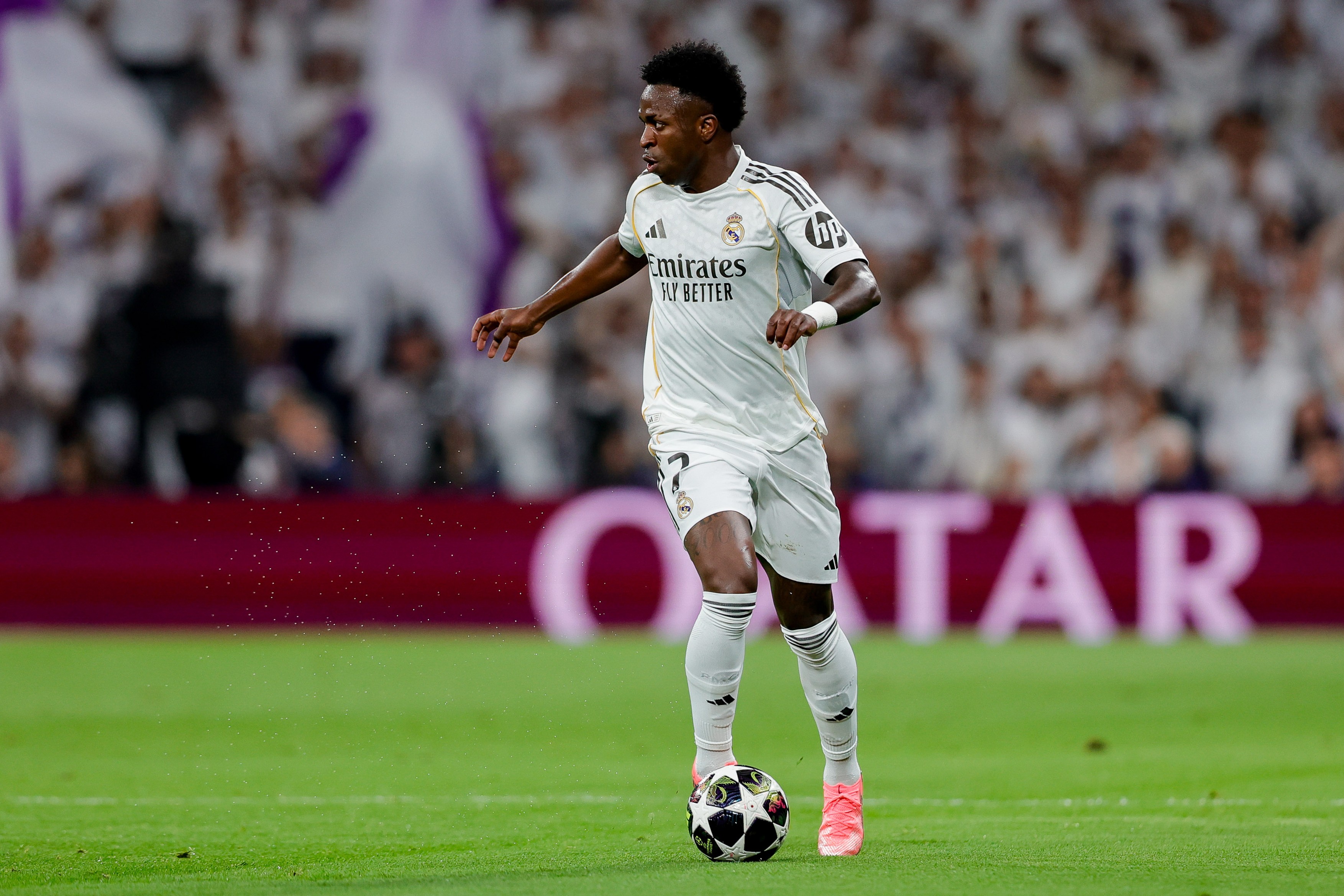 Vinicius Junior (Real Madrid) controls the ball