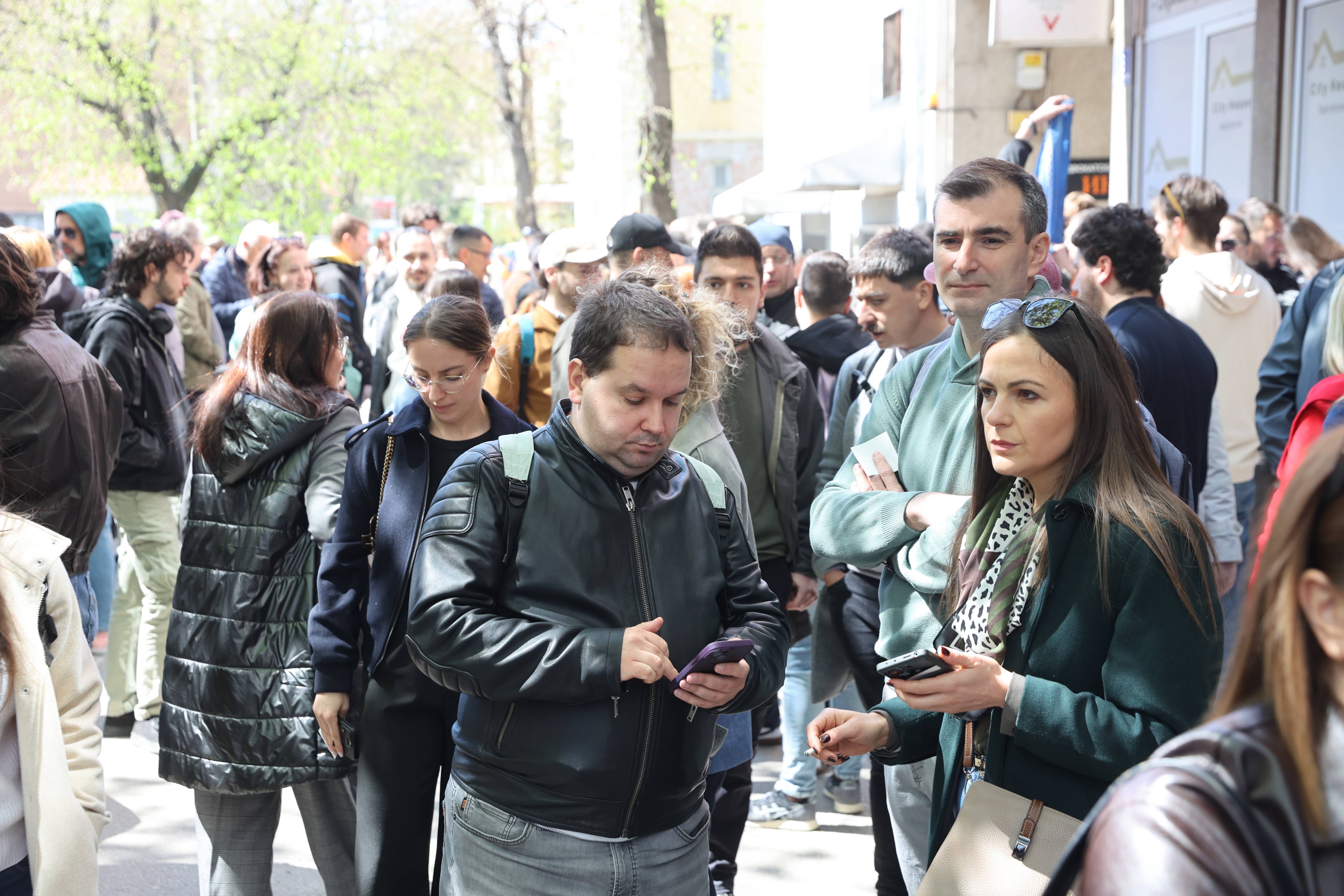 Nis, 9.04.2026. - Studenti su danas protestovali ispred zgrade Filozofskog fakulteta u Nisu, zbog toga sto su tri departmana sa ovog fakulteta i zvanicno postala deo Fakulteta srpskih studija. (BETAPHOTO/SASA DJORDJEVIC)