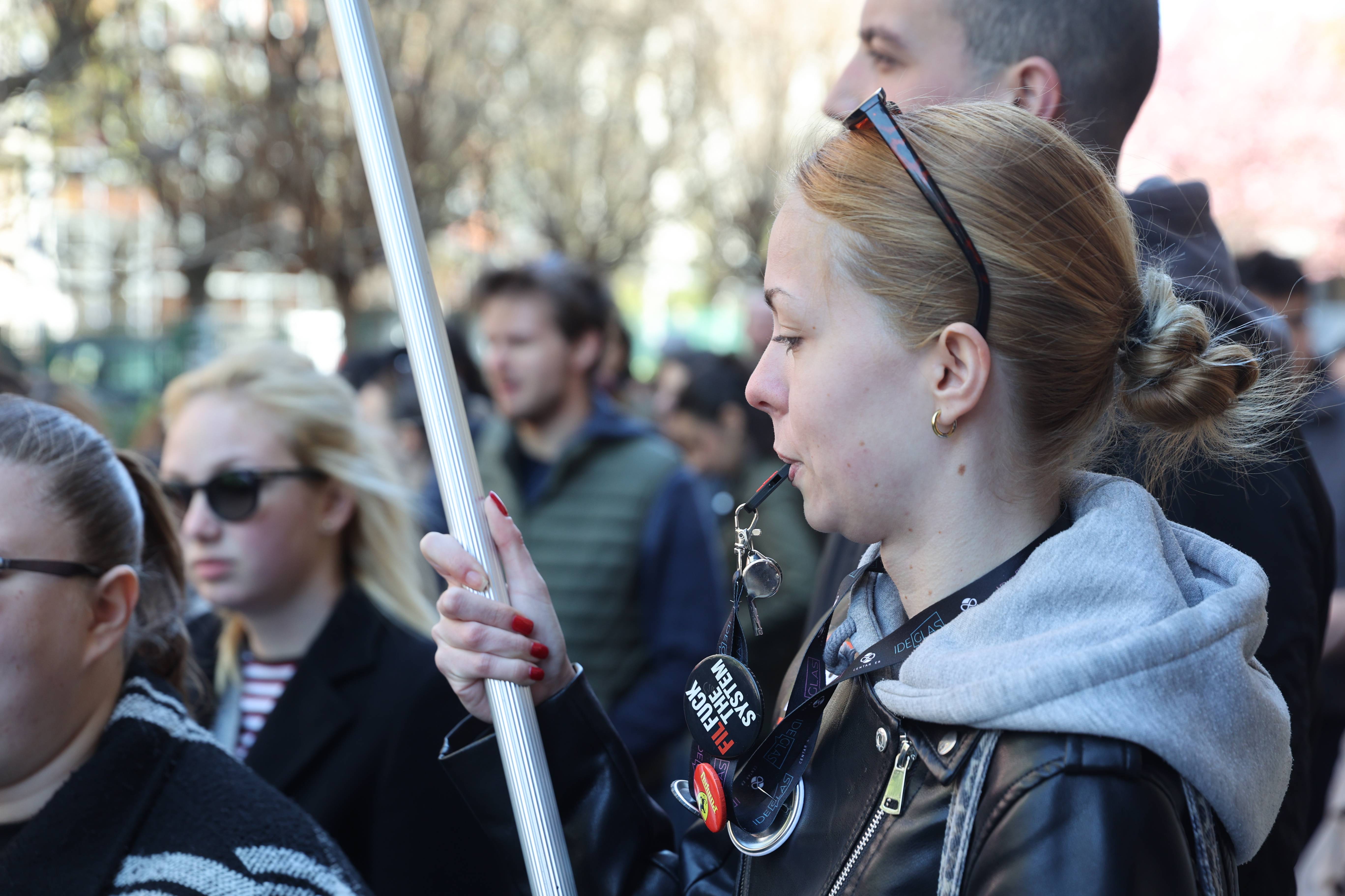 Nis, 9.04.2026. - Studenti su danas protestovali ispred zgrade Filozofskog fakulteta u Nisu, zbog toga sto su tri departmana sa ovog fakulteta i zvanicno postala deo Fakulteta srpskih studija. (BETAPHOTO/SASA DJORDJEVIC)