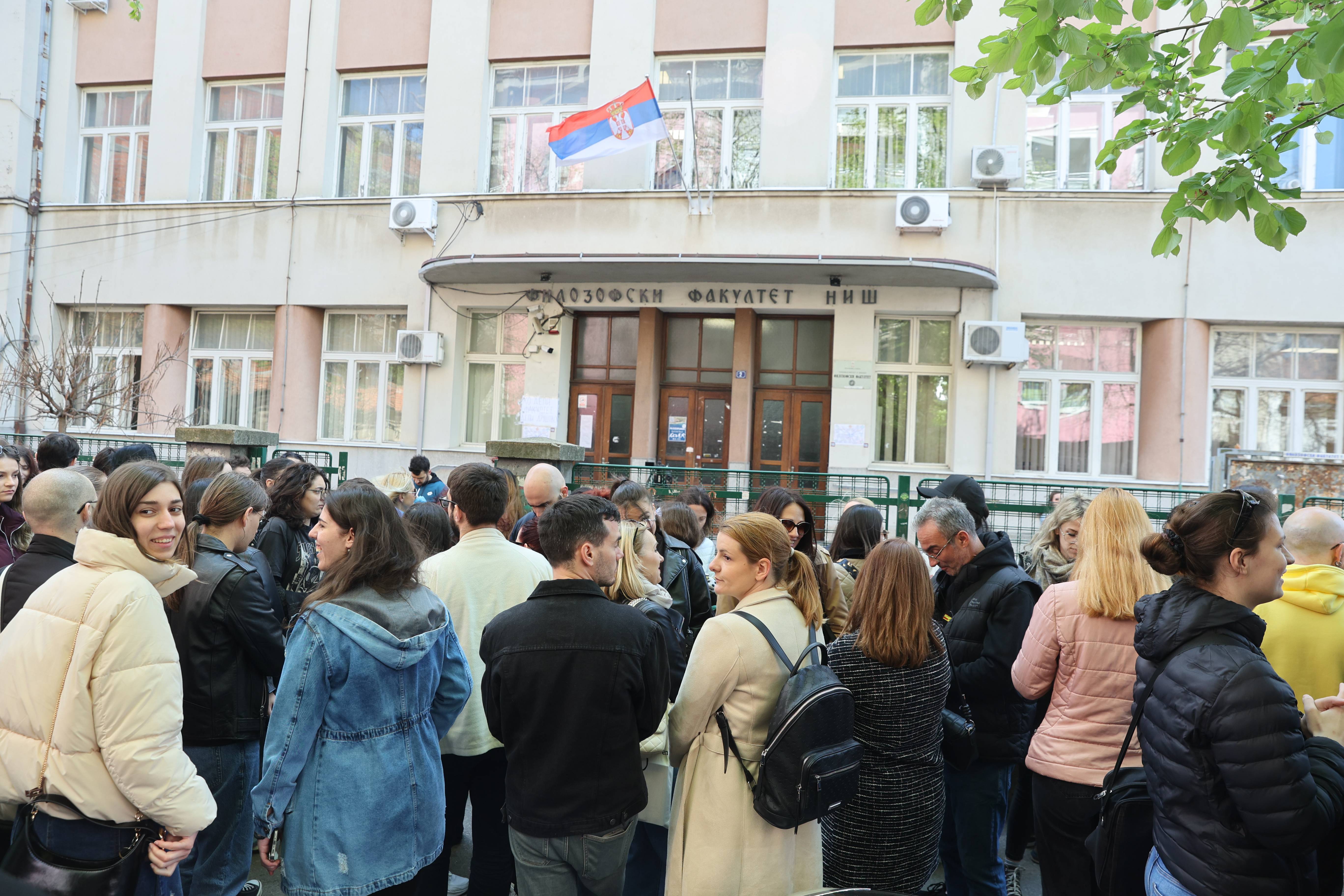 Nis, 9.04.2026. - Studenti su danas protestovali ispred zgrade Filozofskog fakulteta u Nisu, zbog toga sto su tri departmana sa ovog fakulteta i zvanicno postala deo Fakulteta srpskih studija. (BETAPHOTO/SASA DJORDJEVIC)