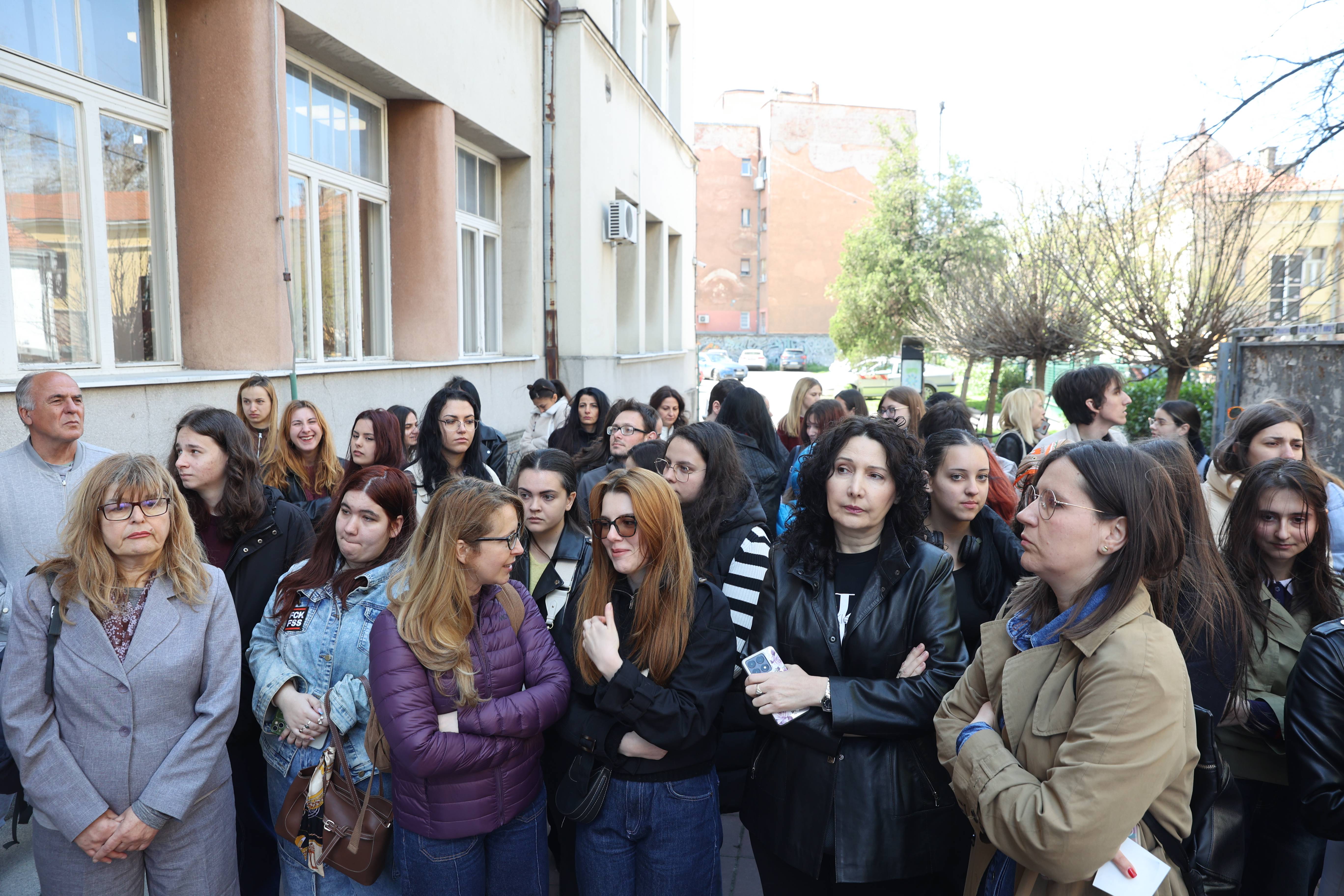 Nis, 9.04.2026. - Studenti su danas protestovali ispred zgrade Filozofskog fakulteta u Nisu, zbog toga sto su tri departmana sa ovog fakulteta i zvanicno postala deo Fakulteta srpskih studija. (BETAPHOTO/SASA DJORDJEVIC)