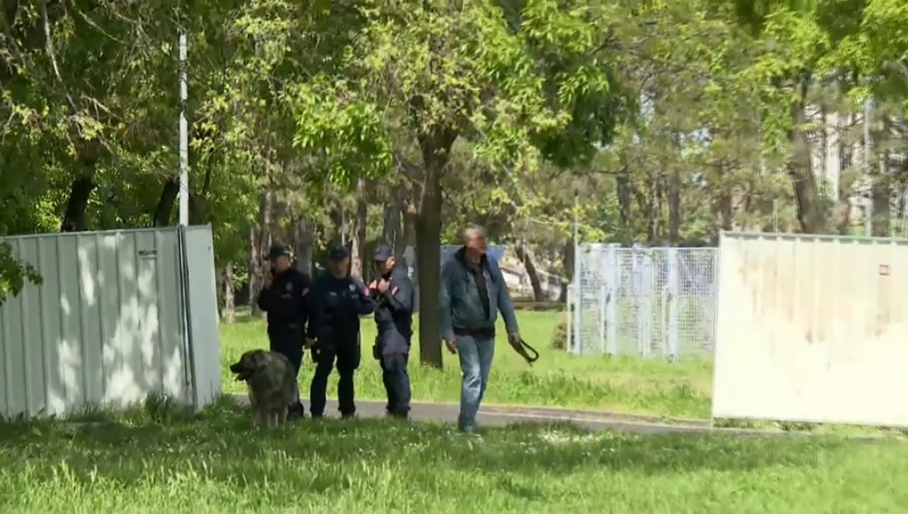 Beogradski zborovi obeležavaju Praznik rada na pešačkoj stazi pored ograđenog parka Ušće Ušče Foto N1 (2).jpg