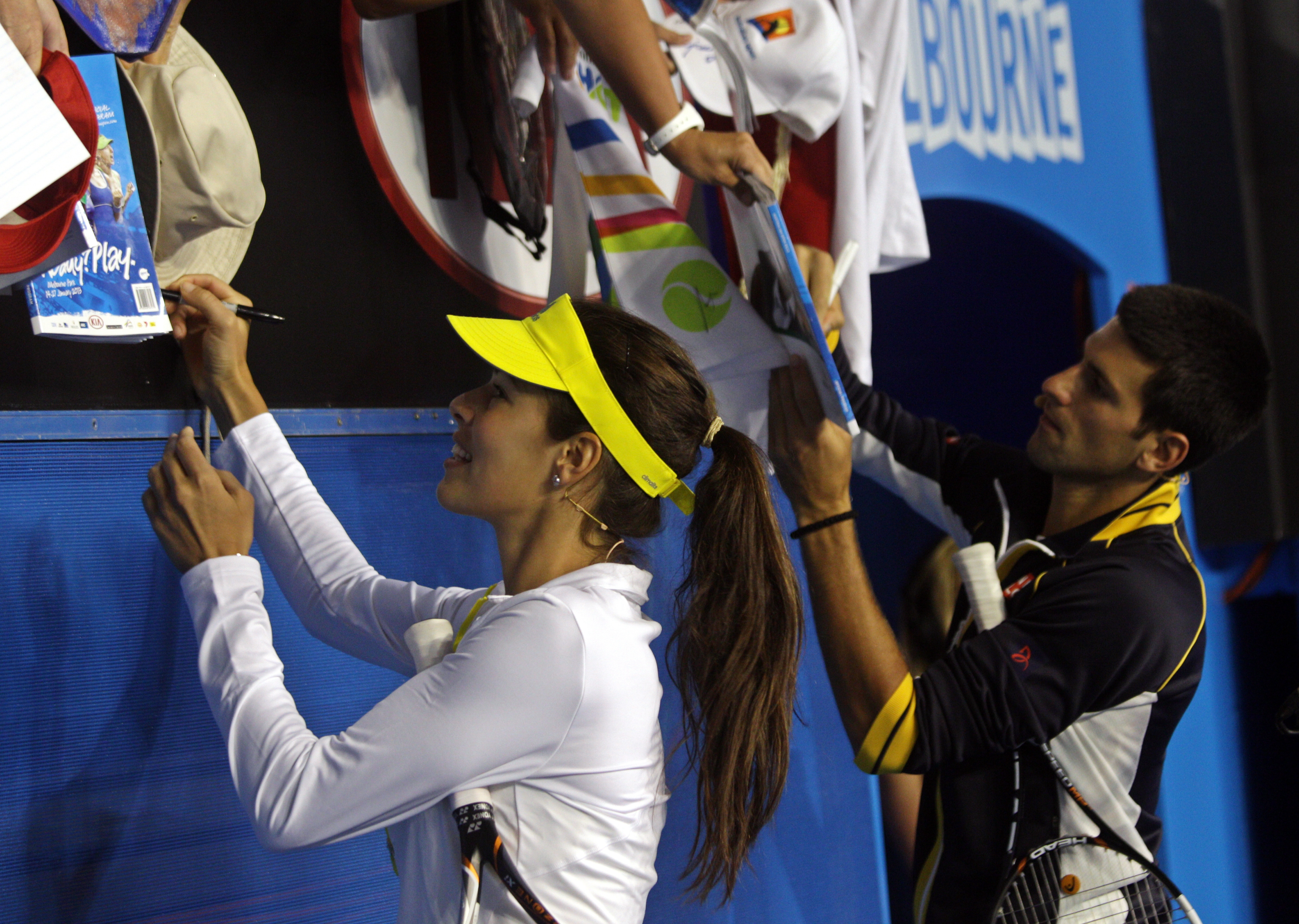 Ana Ivanović i Novak Đoković dele autograme na Australijan openu 2013. godine