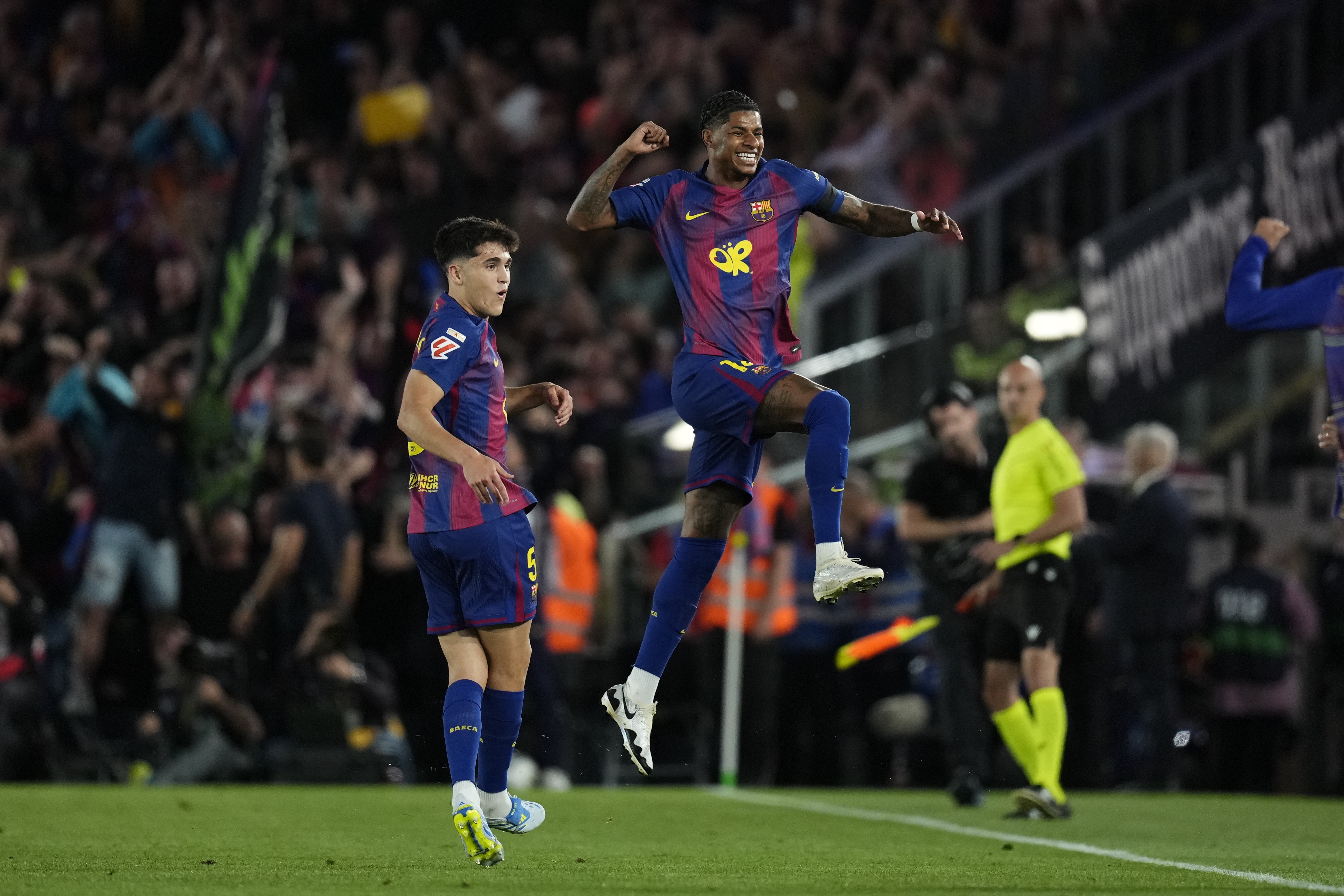 FC Barcelona's Marcus Rashford (R) celebrates after scoring the 1-0 goal during the Spanish LaLiga soccer match between FC Barcelona and Real Madrid