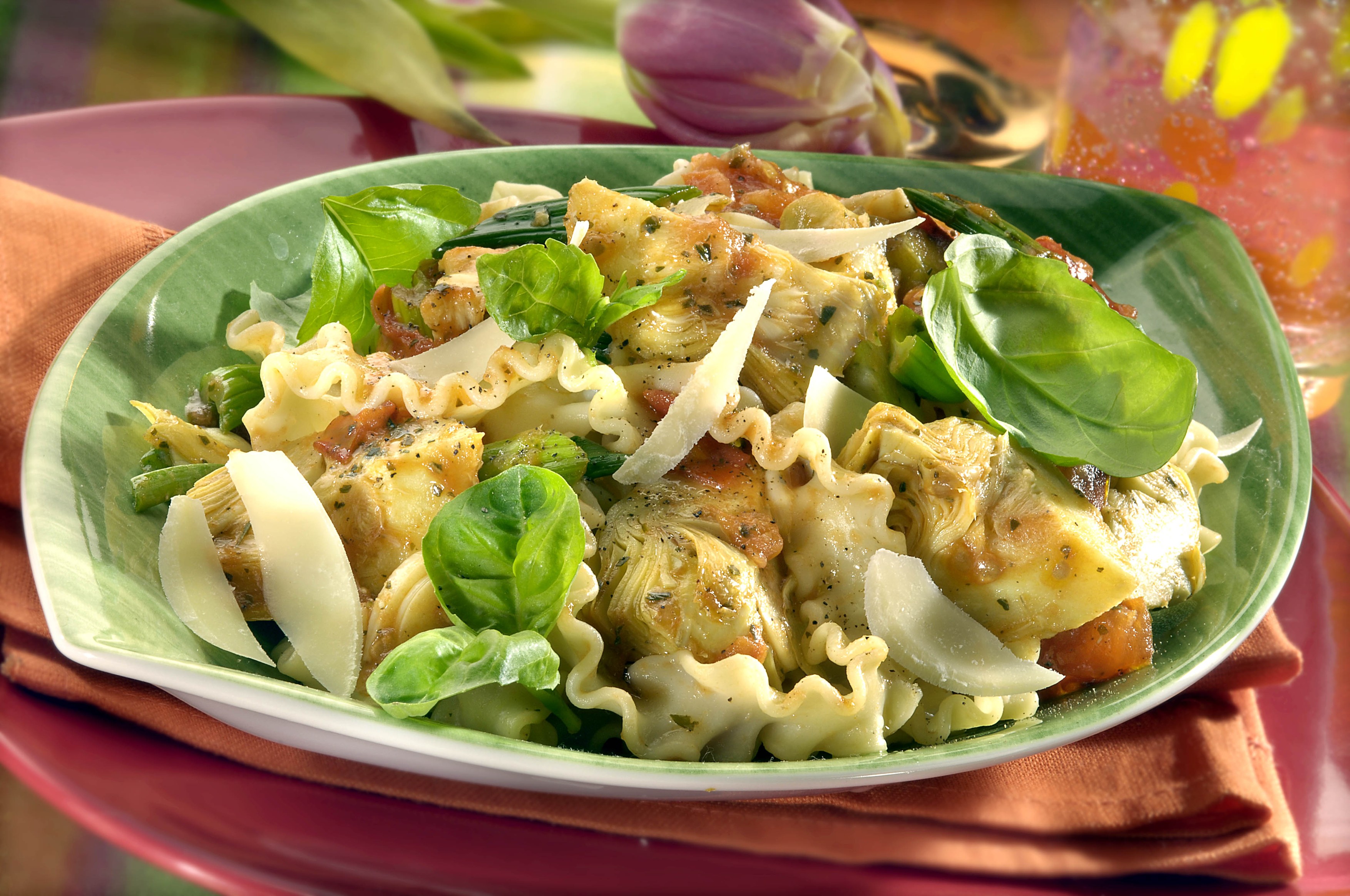 artichokes, olive oil, onion, tomatoes, salt, pepper, ketchup, pasta,sweet basil,Image: 14112296, License: Rights-managed, Restrictions: Nelze použít na kalendář., Model Release: no, Credit line: Jiří Poláček / Ifood SM / Profimedia