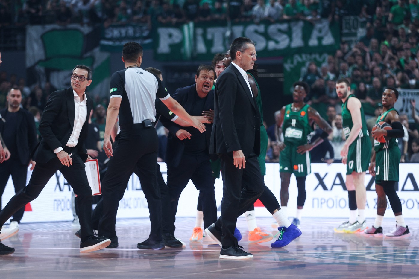 Ergin Ataman i Pedro Martinez tokom trećeg meča plej-of serije PAO - Valensija