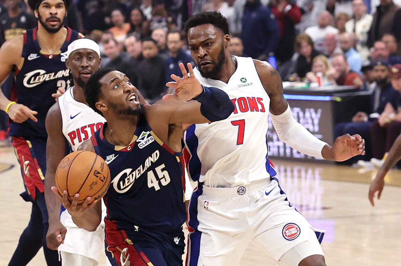 Cleveland Cavaliers Donovan Mitchell (45) drives to the basket
