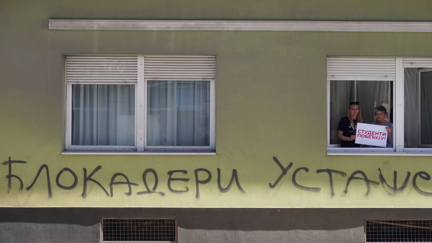 Naša Cvetanka i baka Dragica mesecima su sa ovog prozora pozdravljale studente i građane.  Jutros je na njihovoj kući u Novom Sadu osvanuo grafit mržnje.