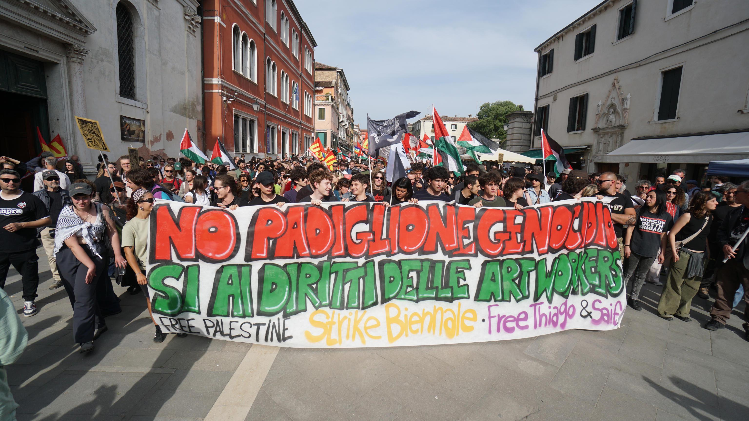 Venecija Bijenale protest 13961859.jpg