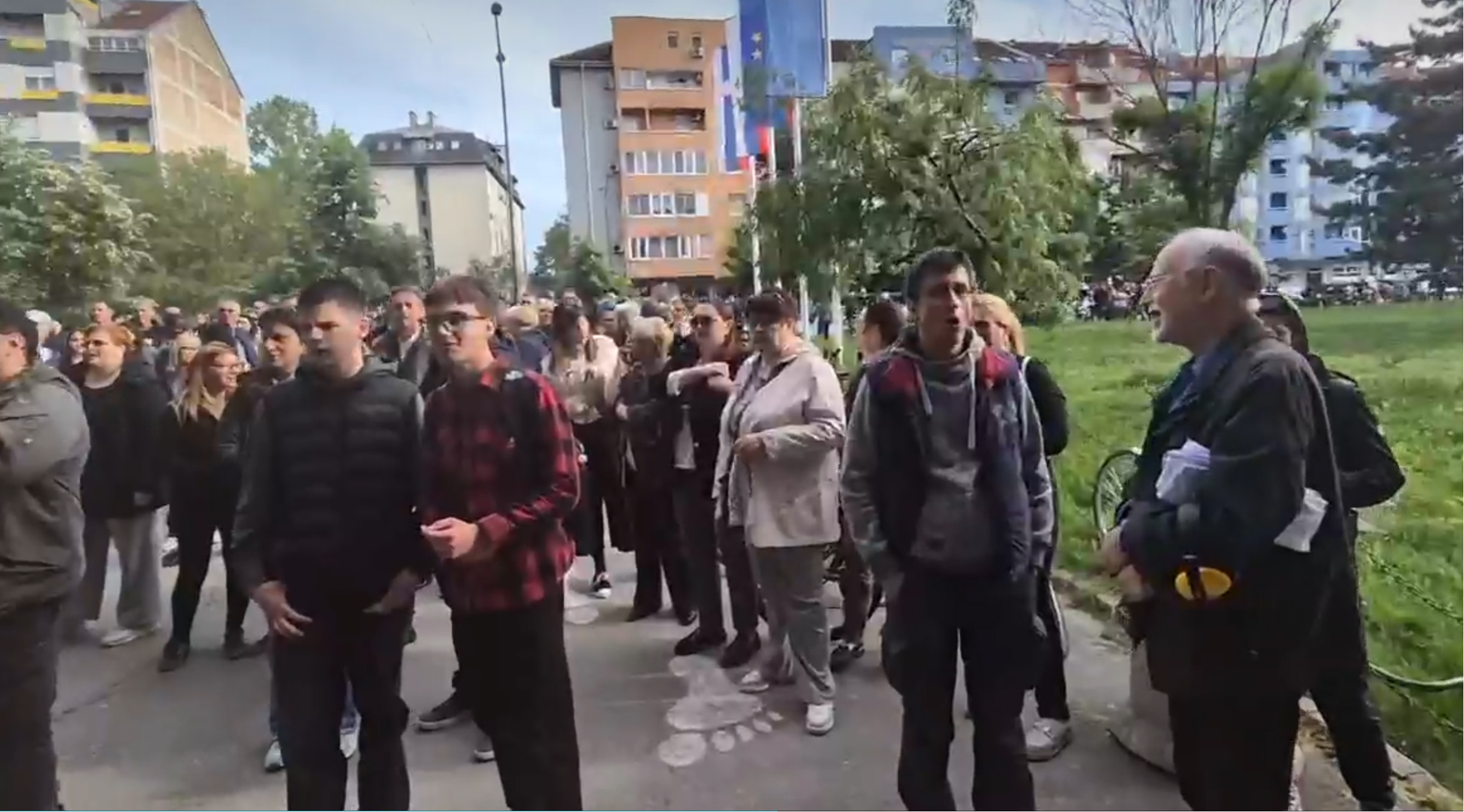 Učenici Jovine zaključani u Mašinskoj, roditelji protestuju ispred škole, direktor kod vrata protest 05.jpg